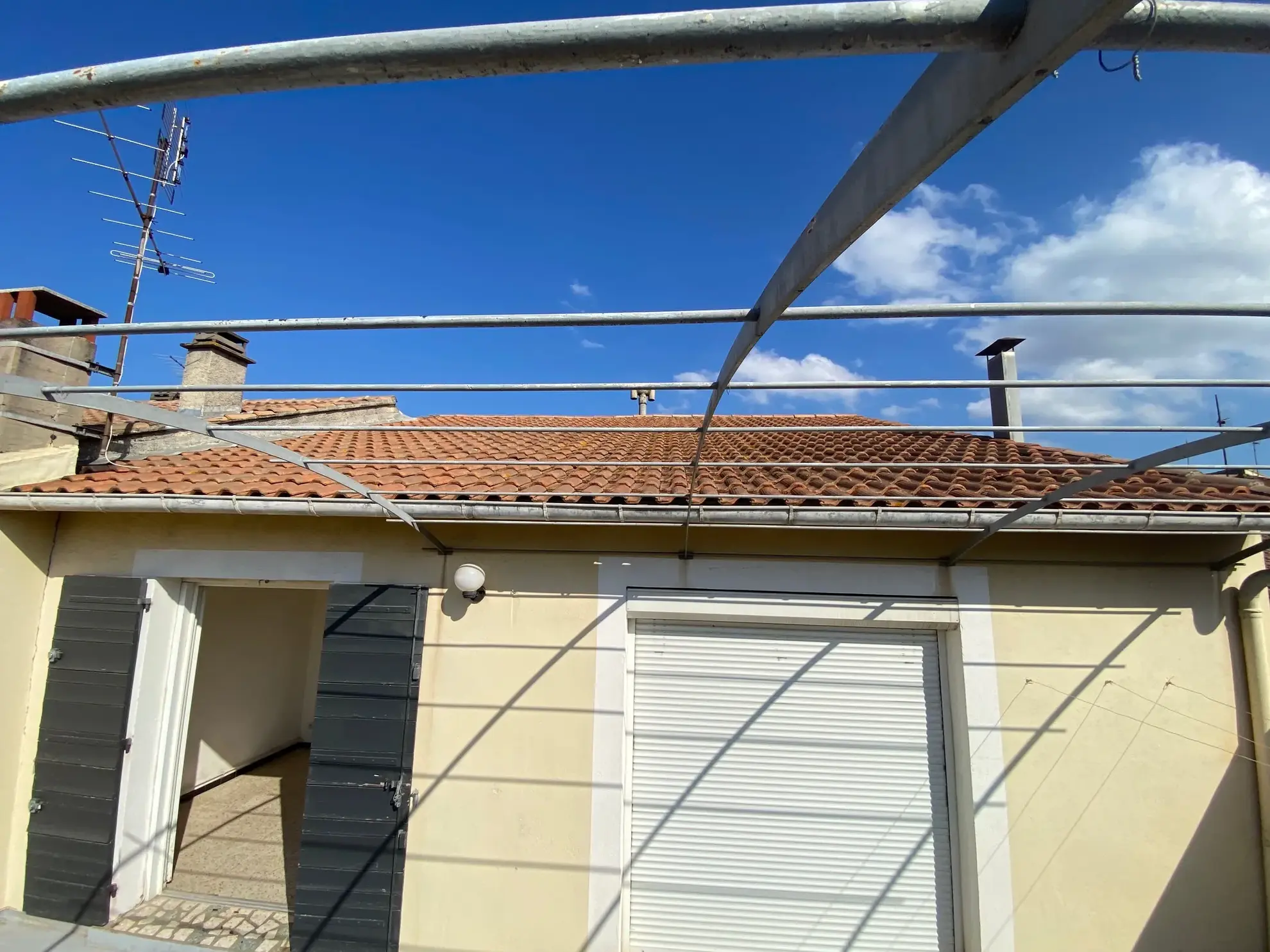 Immeuble à Morieres-lès-Avignon avec local commercial et appartement T4 