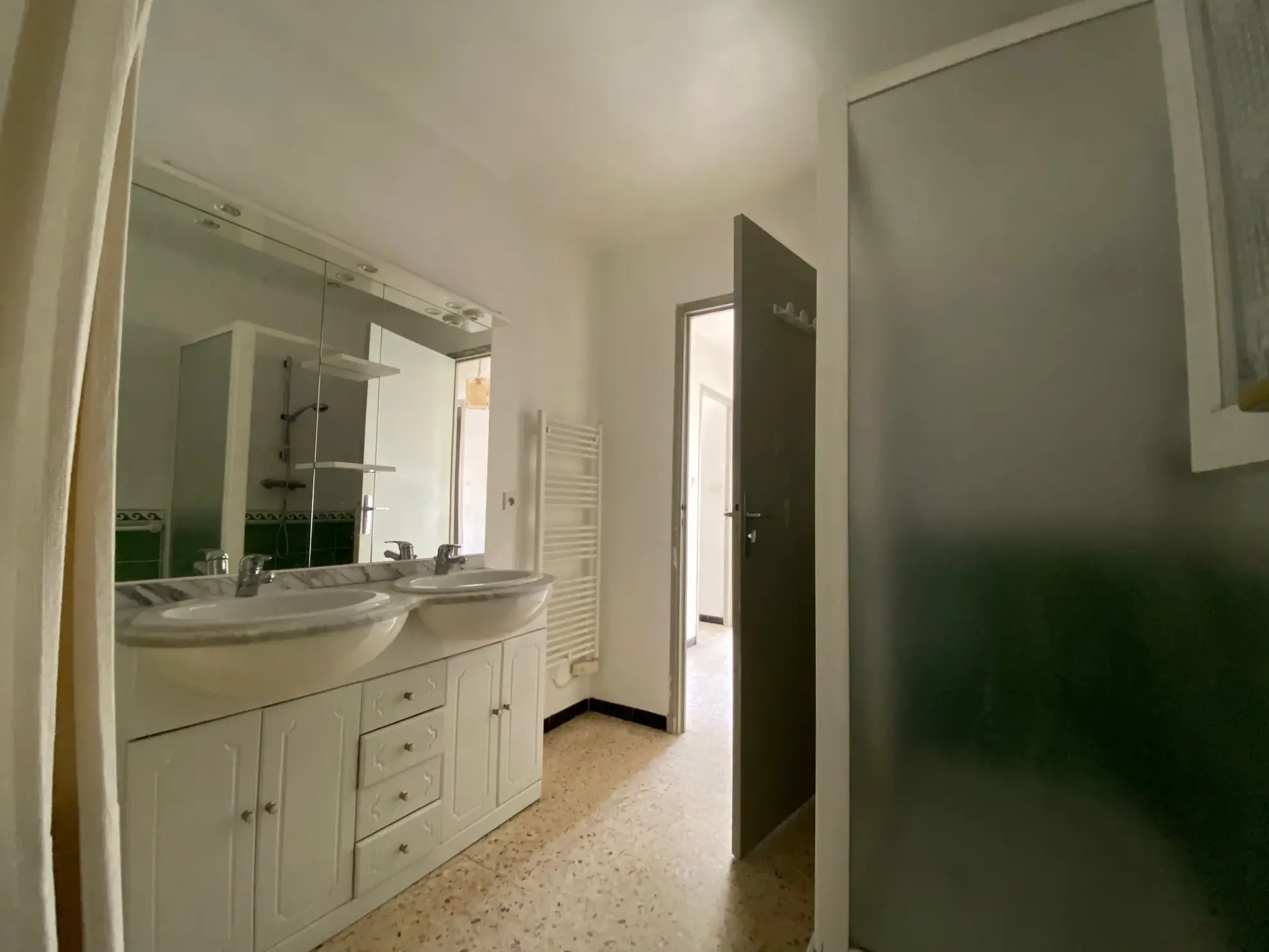 Immeuble à Morieres-lès-Avignon avec local commercial et appartement T4 