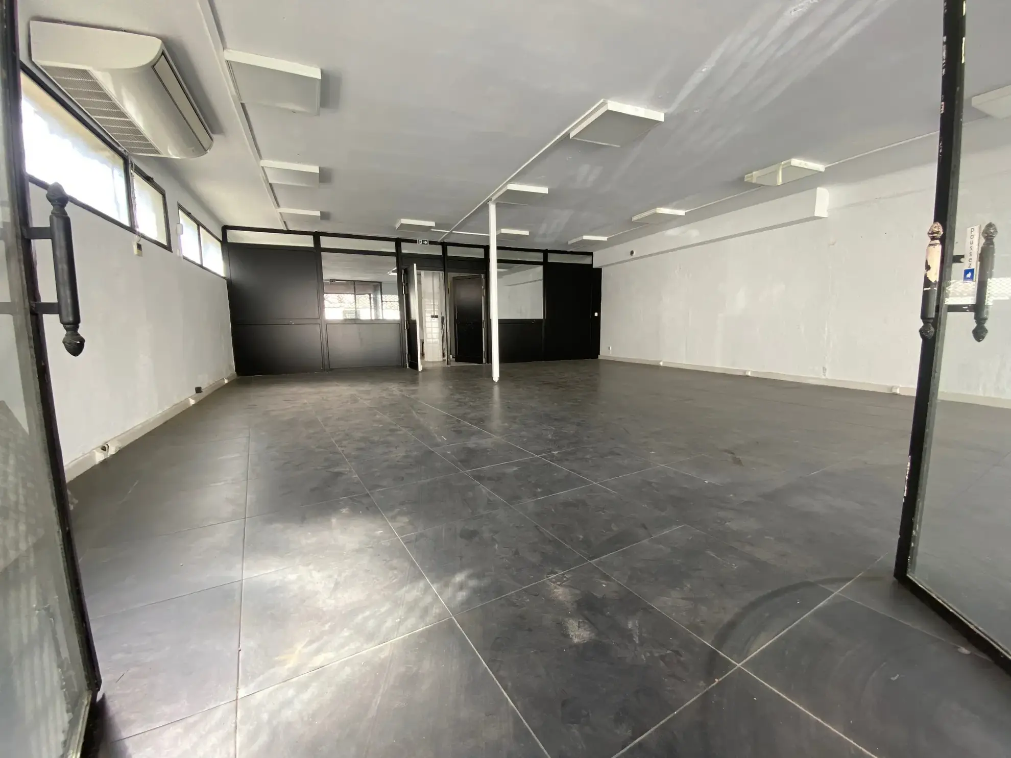 Immeuble à Morieres-lès-Avignon avec local commercial et appartement T4 