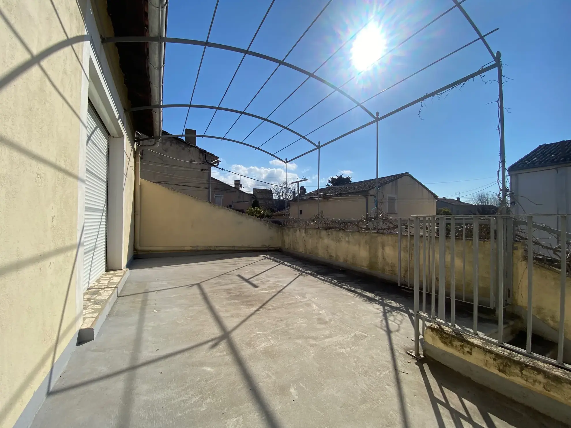 Immeuble à Morieres-lès-Avignon avec local commercial et appartement T4 