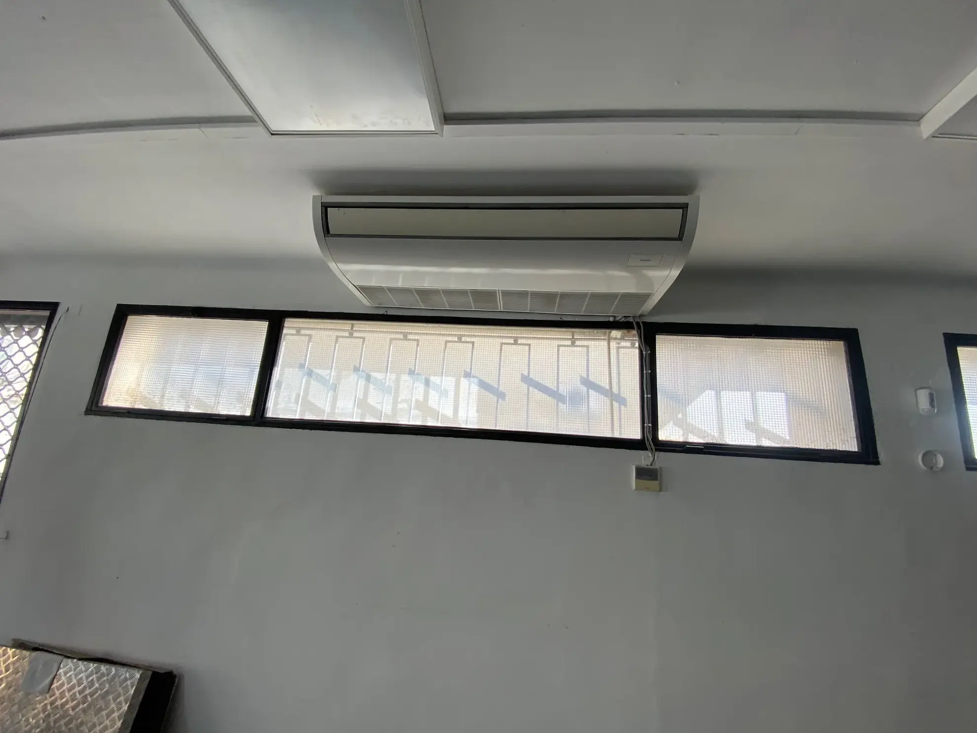 Immeuble à Morieres-lès-Avignon avec local commercial et appartement T4 