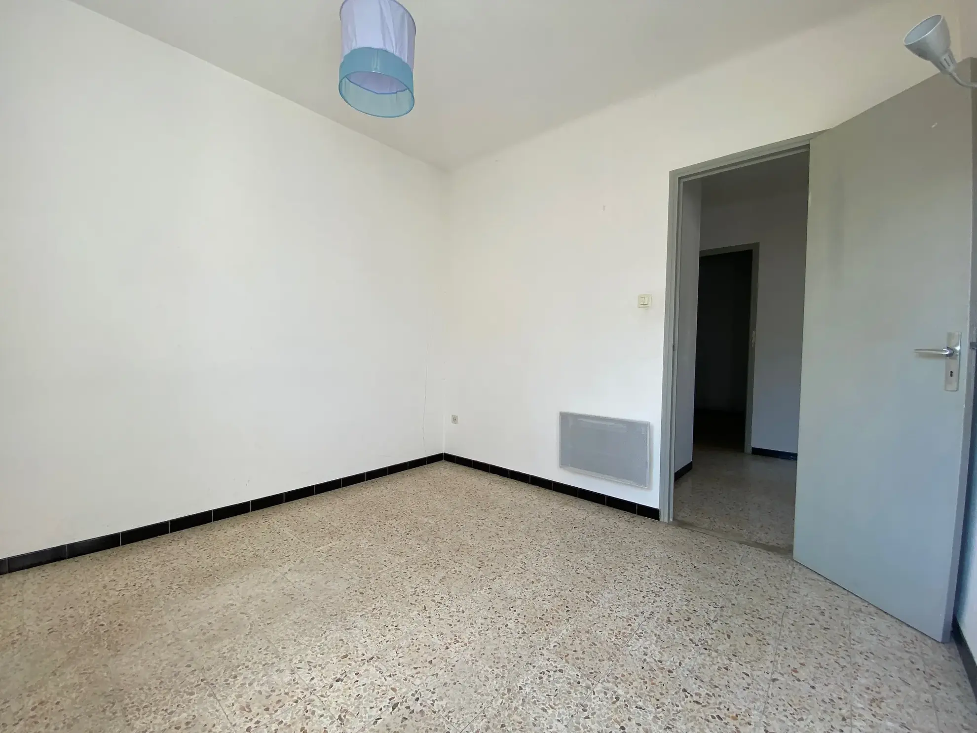 Immeuble à Morieres-lès-Avignon avec local commercial et appartement T4 