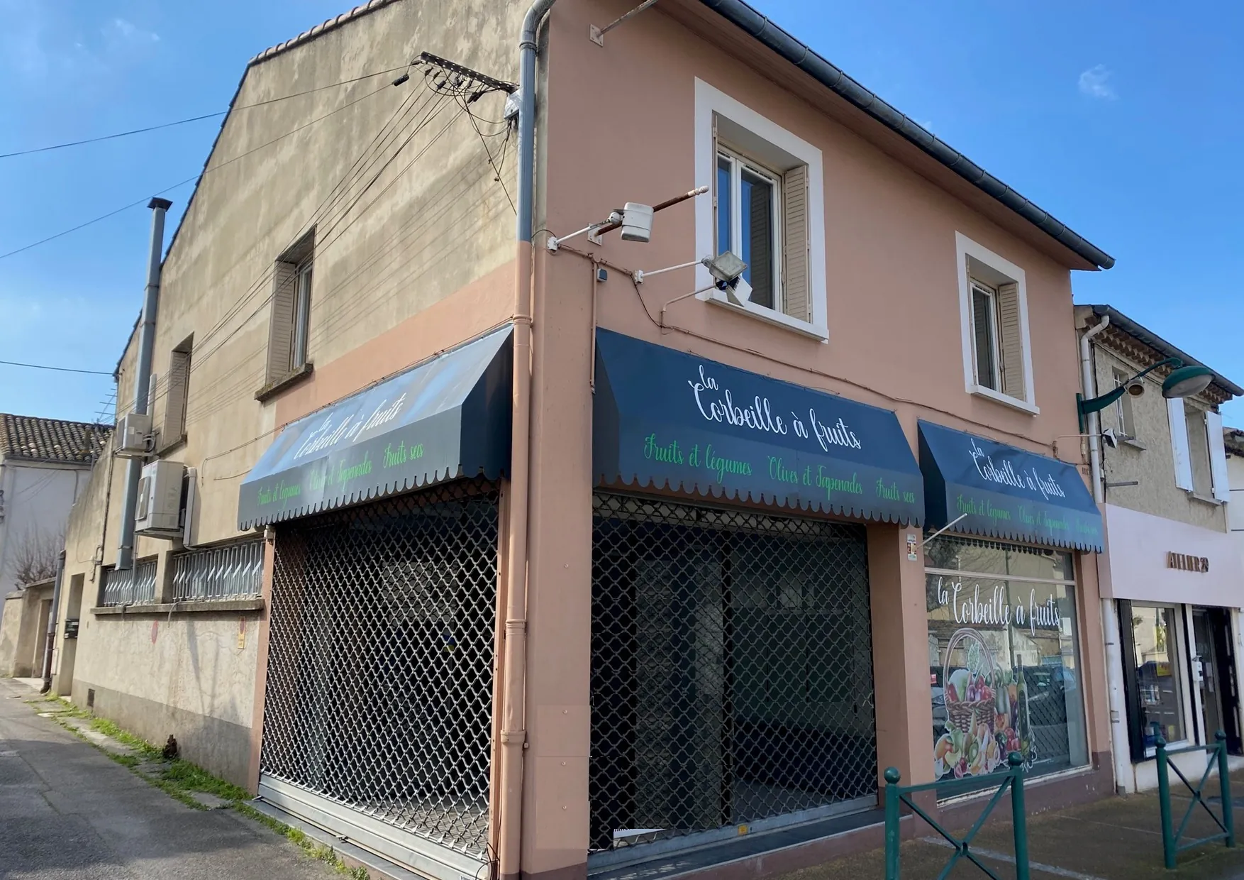 Immeuble à Morieres-lès-Avignon avec local commercial et appartement T4