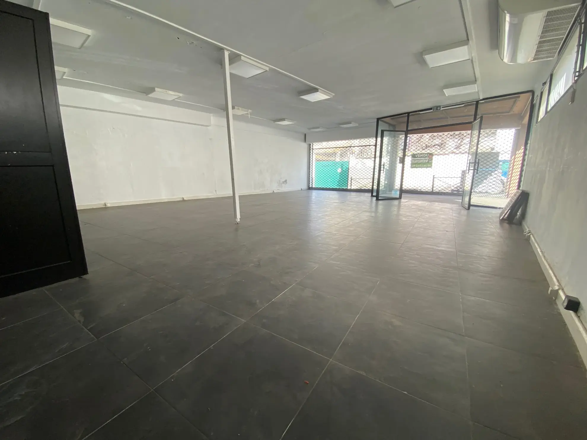 Immeuble à Morieres-lès-Avignon avec local commercial et appartement T4 