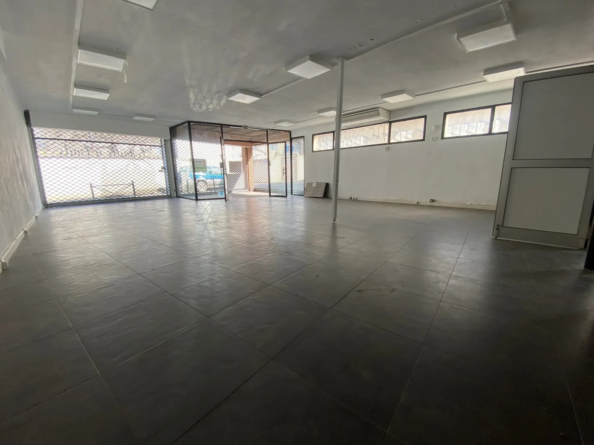 Immeuble à Morieres-lès-Avignon avec local commercial et appartement T4 