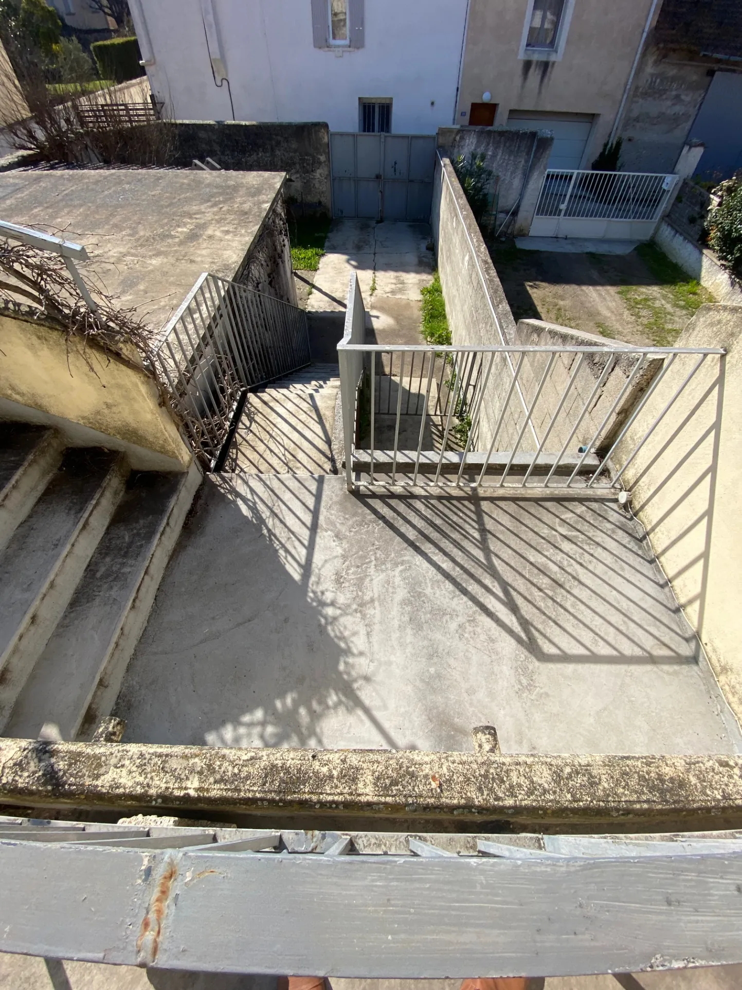 Immeuble à Morieres-lès-Avignon avec local commercial et appartement T4 