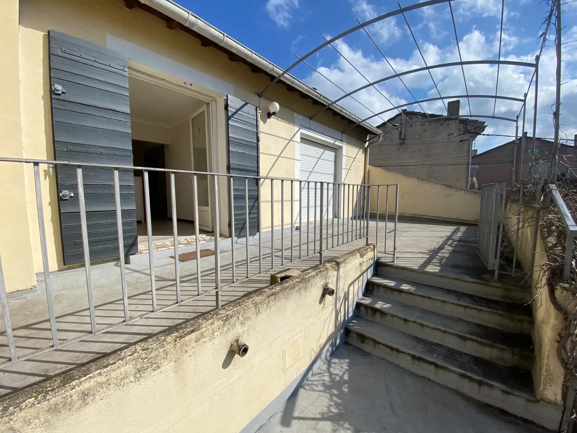 Immeuble à Morieres-lès-Avignon avec local commercial et appartement T4 