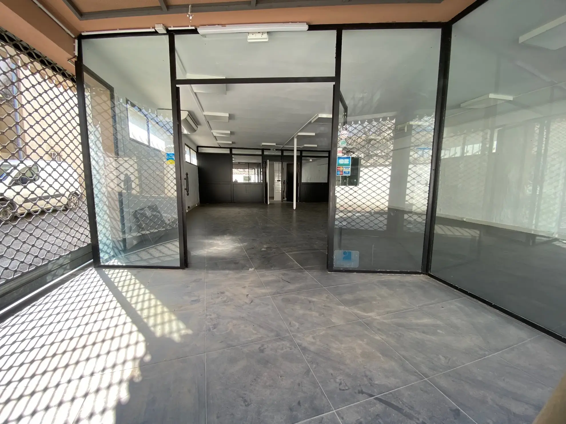 Immeuble à Morieres-lès-Avignon avec local commercial et appartement T4 