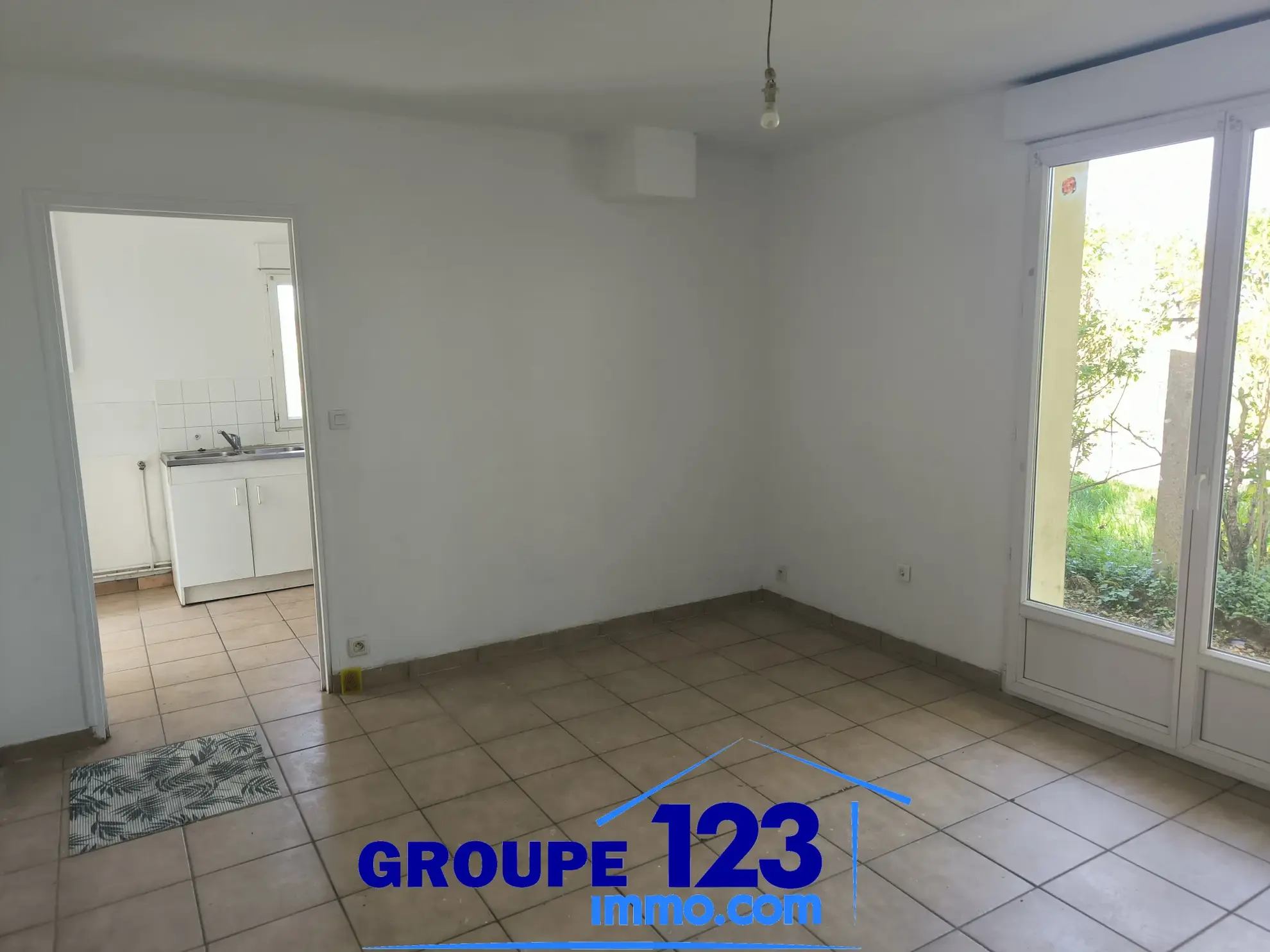 Maison de 44 m2 à Bonnard avec garage et terrasse à vendre 