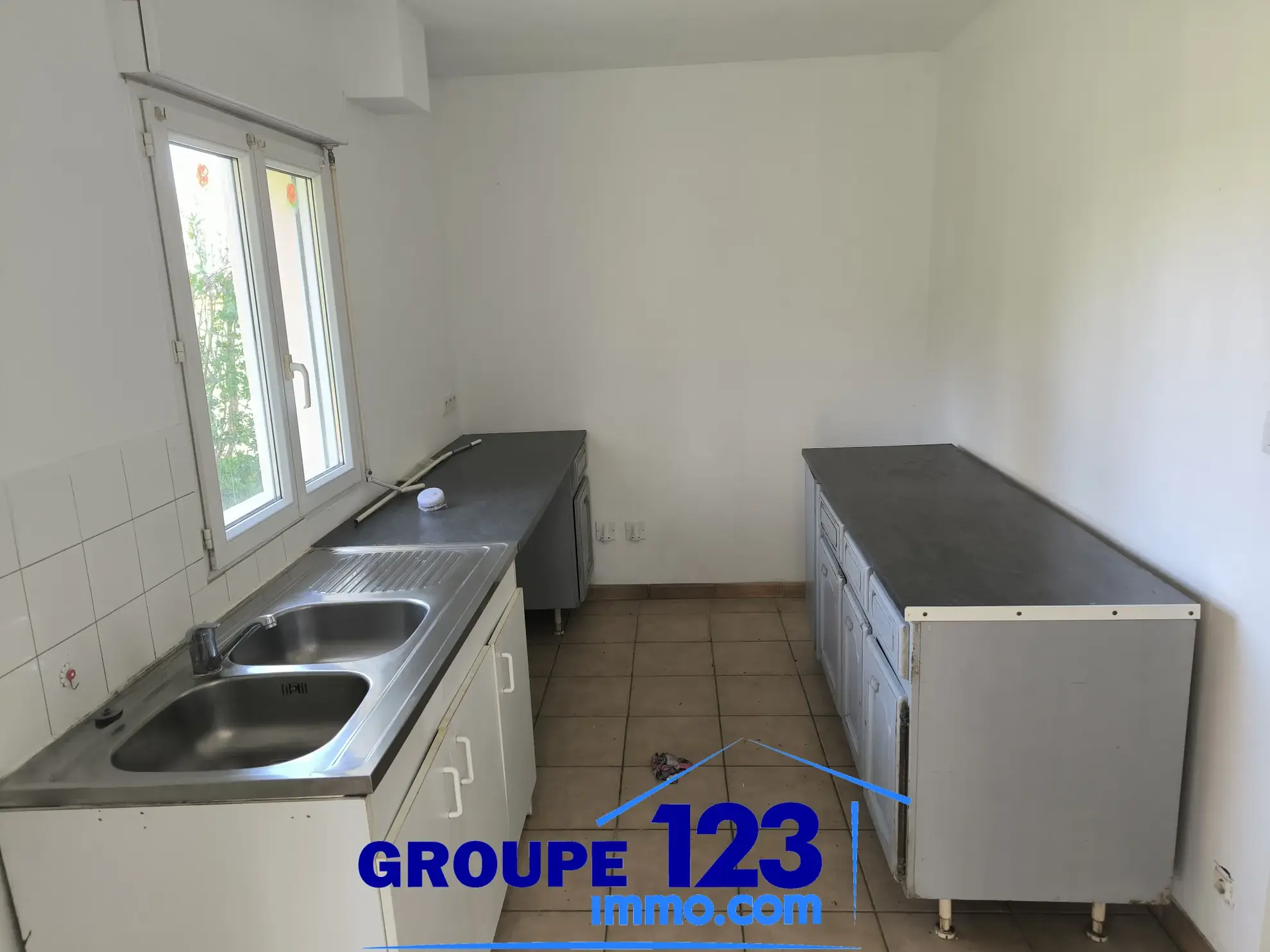 Maison de 44 m2 à Bonnard avec garage et terrasse à vendre 