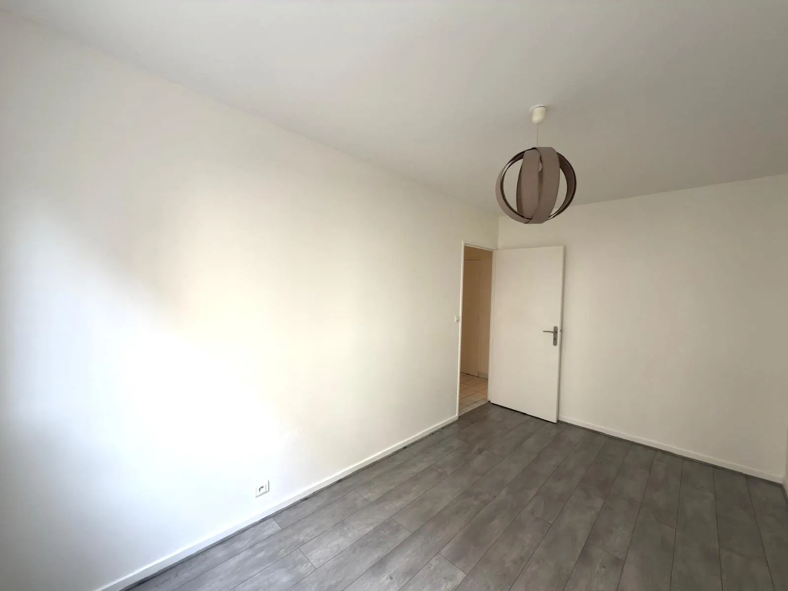 Appartement F2 bis avec balcon, cave et garage à Saint-Étienne, secteur recherché 