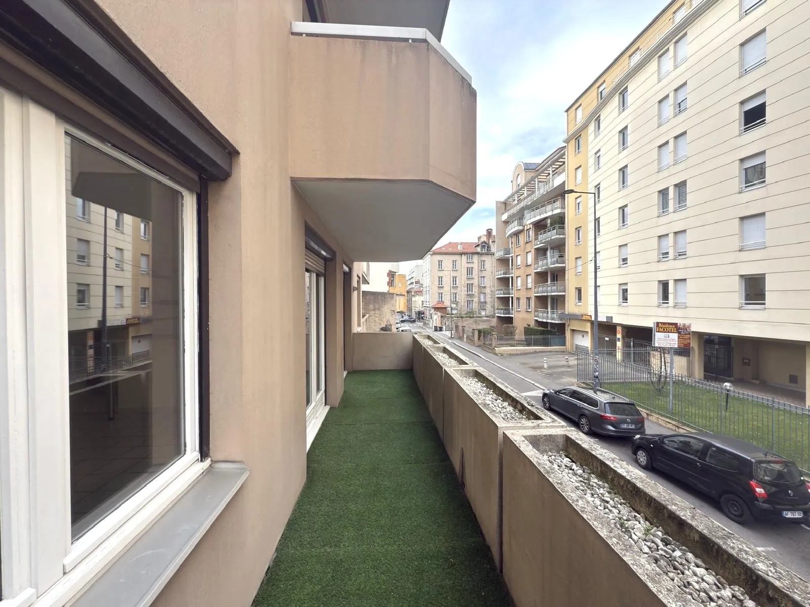 Appartement F2 bis avec balcon, cave et garage à Saint-Étienne, secteur recherché 