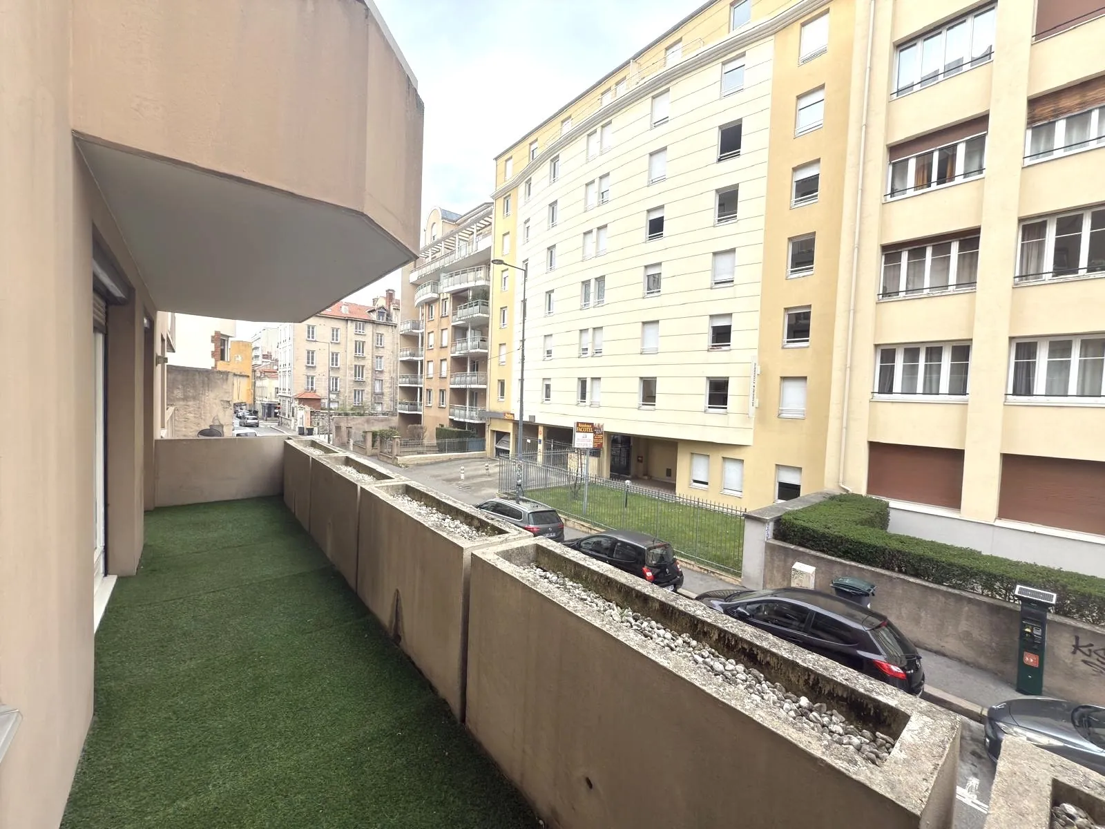 Appartement F2 bis avec balcon, cave et garage à Saint-Étienne, secteur recherché 