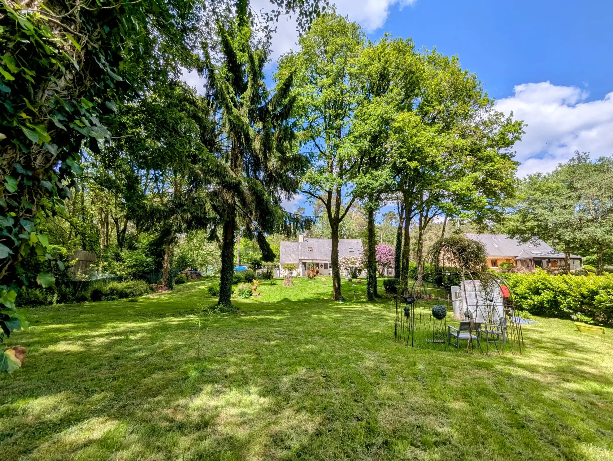 Maison à vendre en forêt de Brocéliande avec dépendances et terrain arboré 