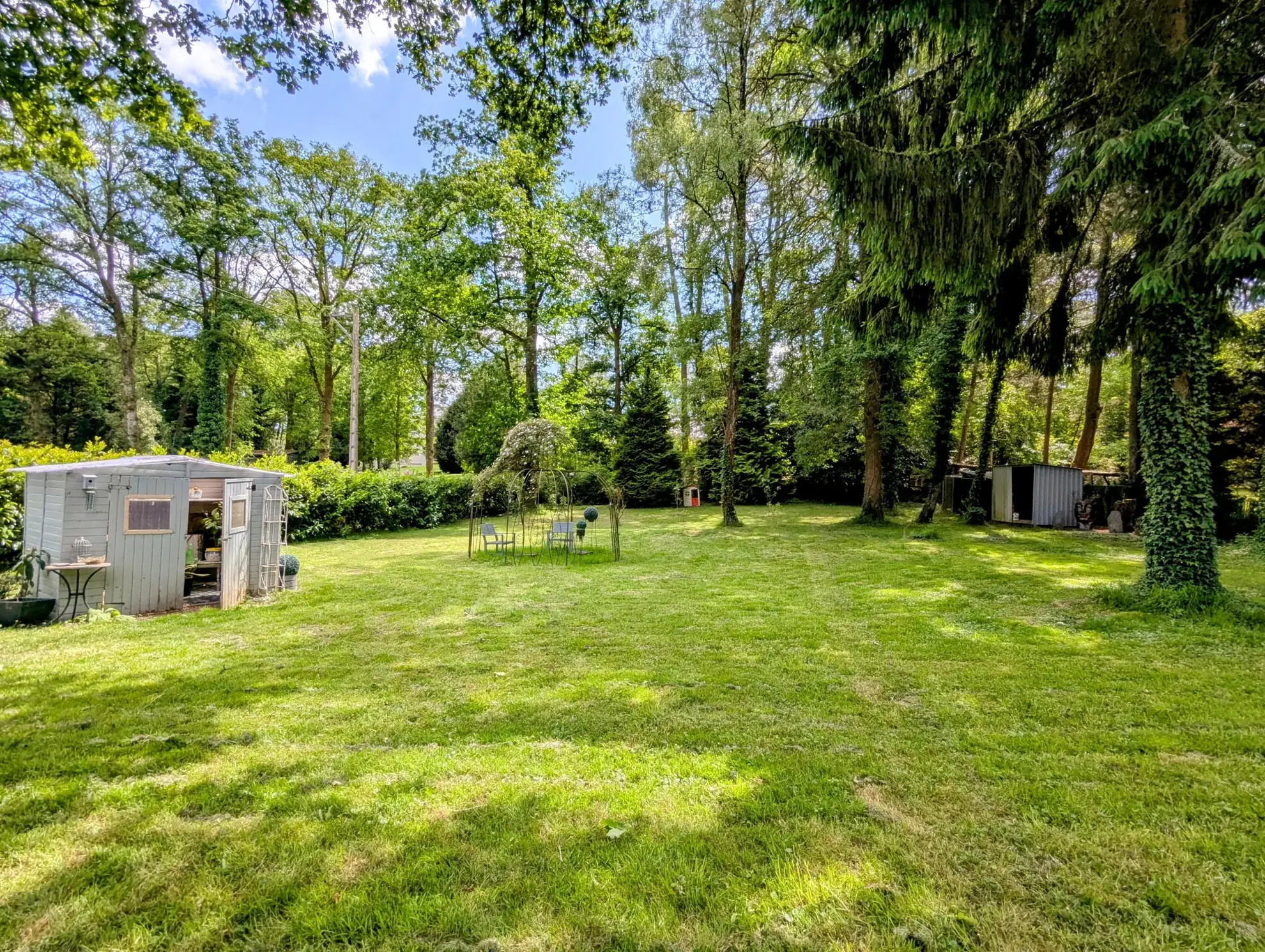 Maison à vendre en forêt de Brocéliande avec dépendances et terrain arboré 