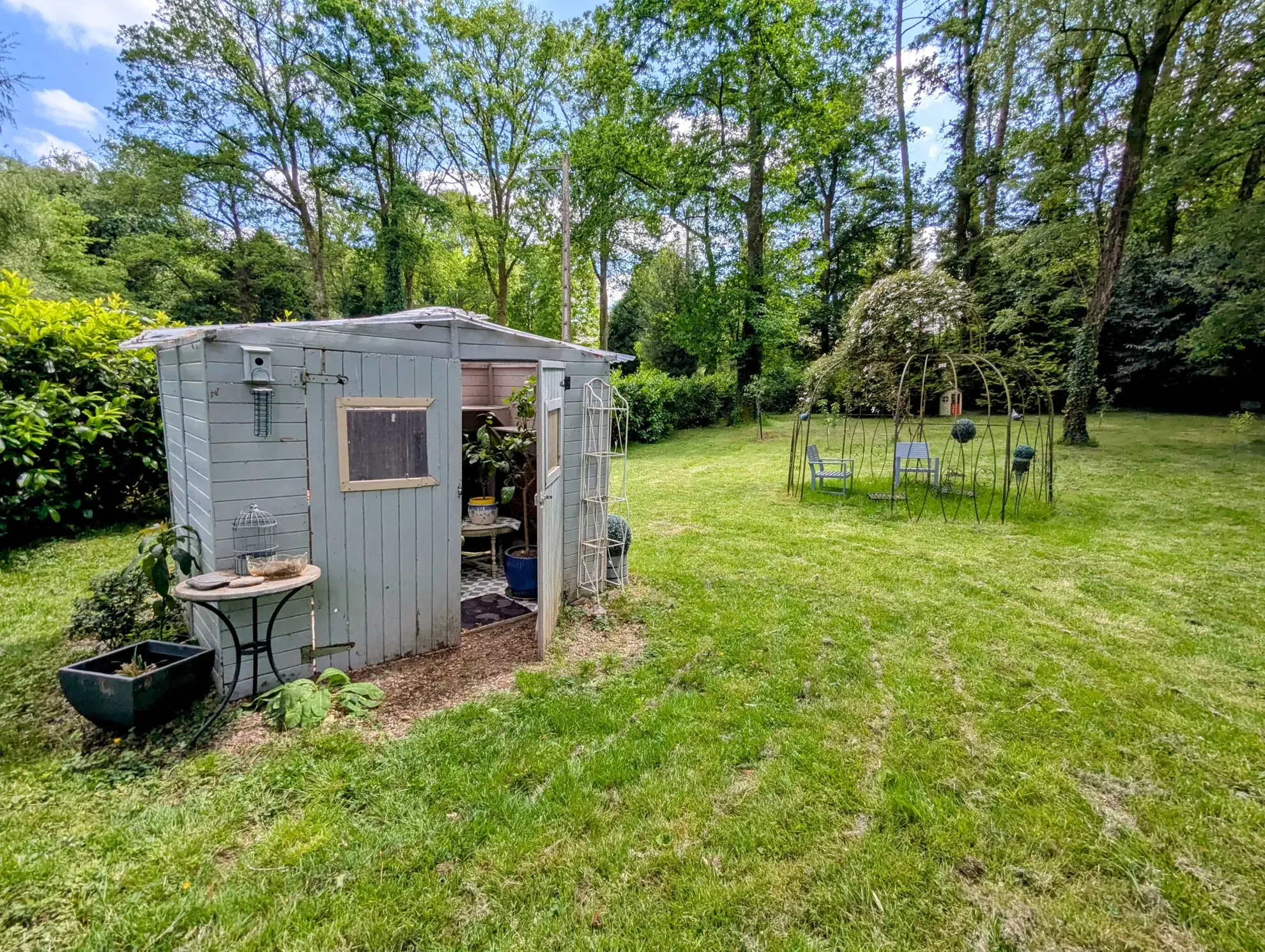 Maison à vendre en forêt de Brocéliande avec dépendances et terrain arboré 