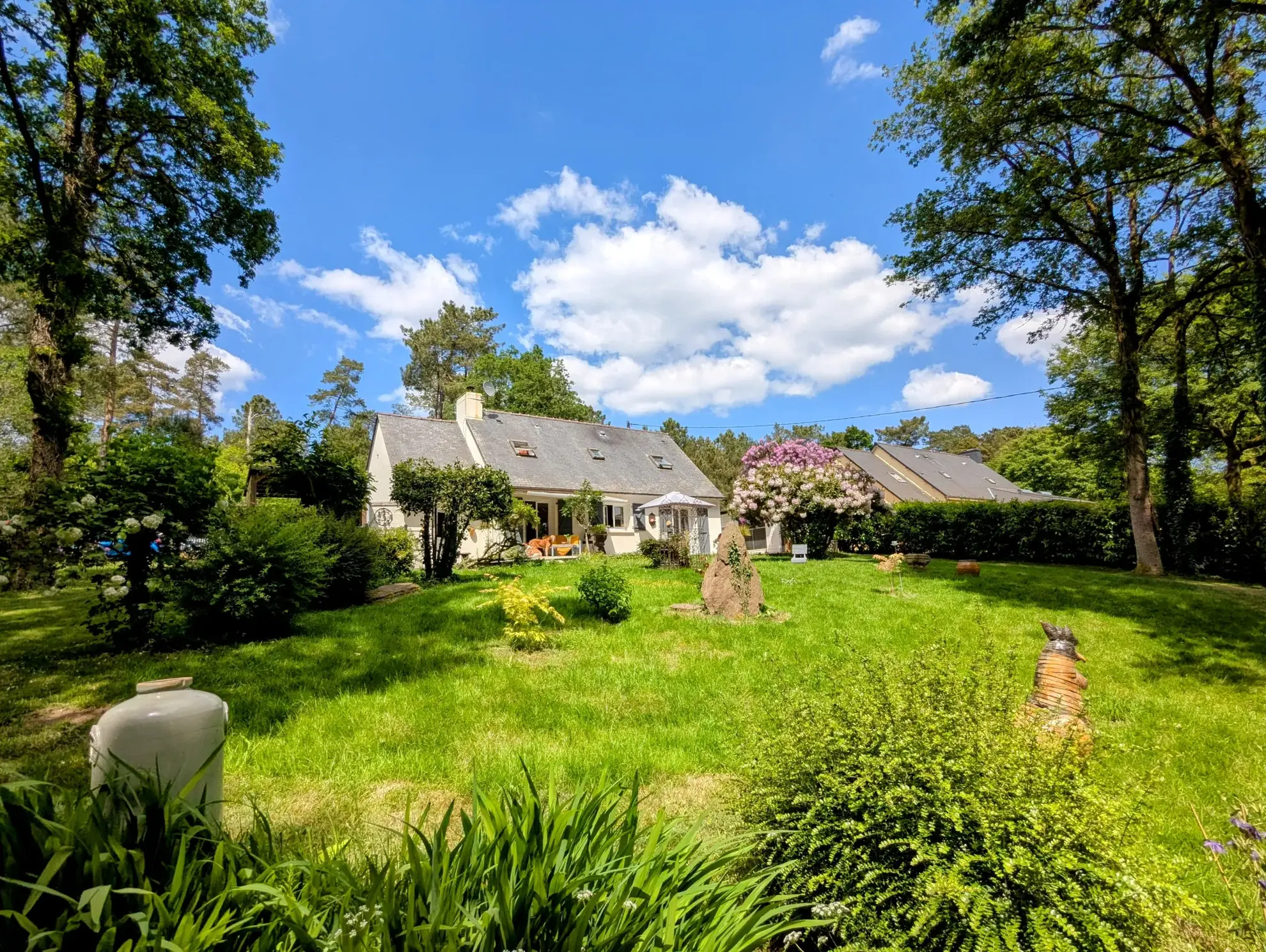 Maison à vendre en forêt de Brocéliande avec dépendances et terrain arboré 
