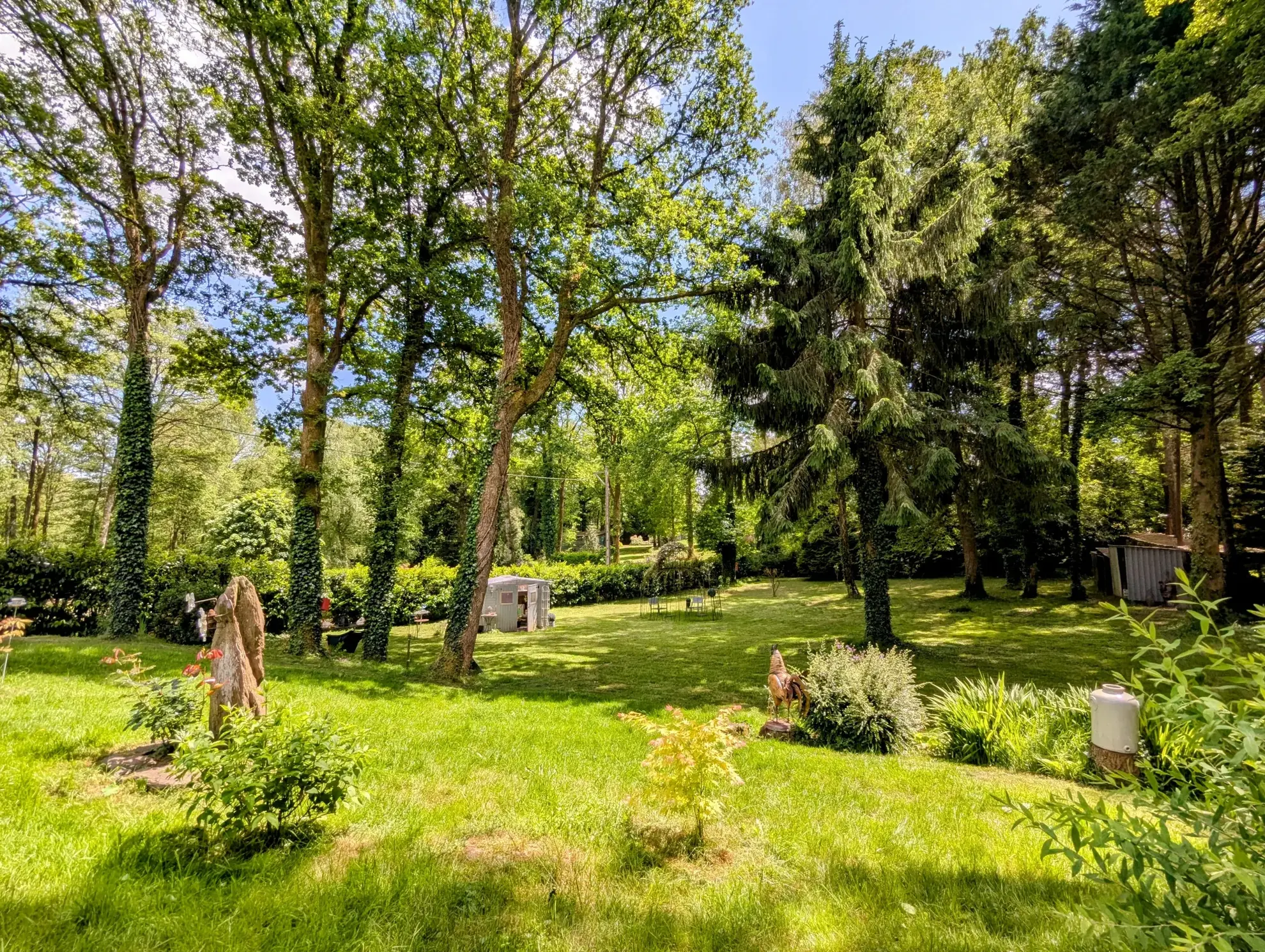 Maison à vendre en forêt de Brocéliande avec dépendances et terrain arboré 