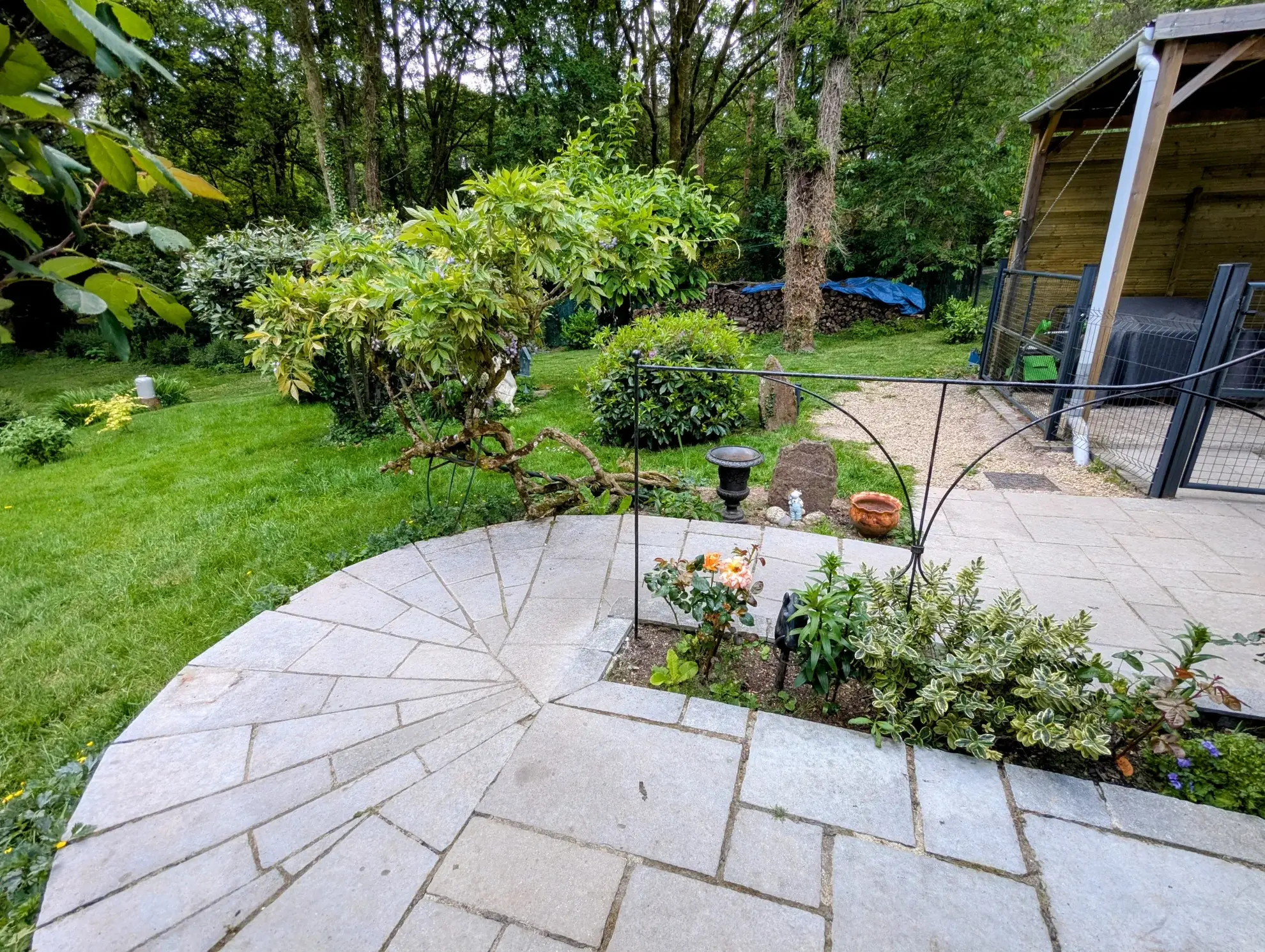 Maison à vendre en forêt de Brocéliande avec dépendances et terrain arboré 