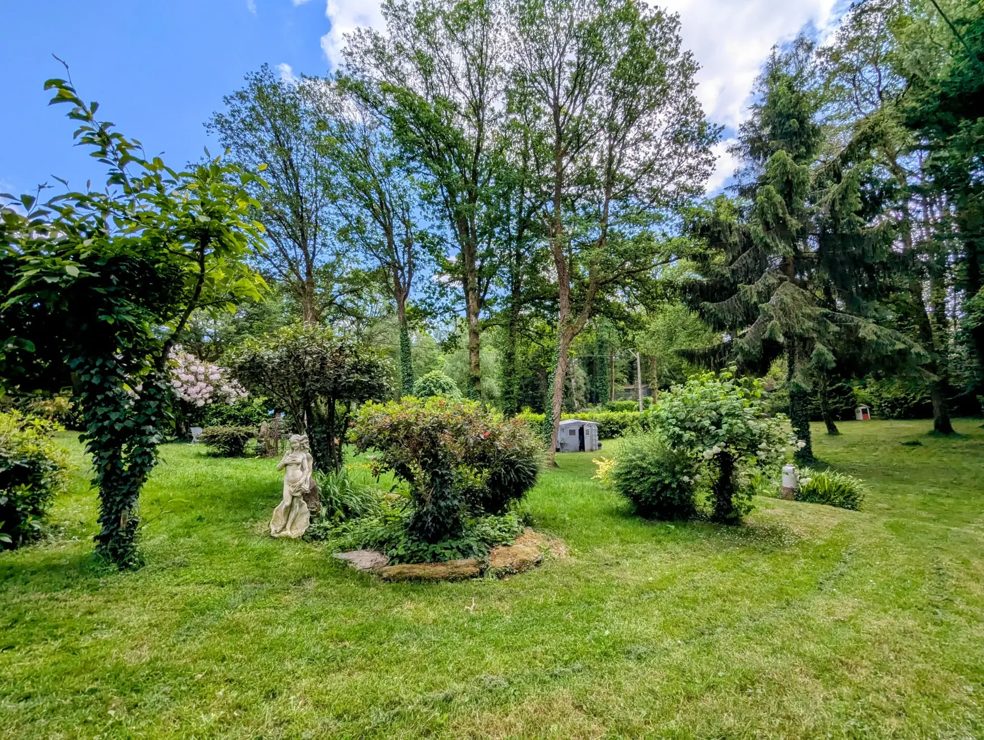 Maison à vendre en forêt de Brocéliande avec dépendances et terrain arboré 