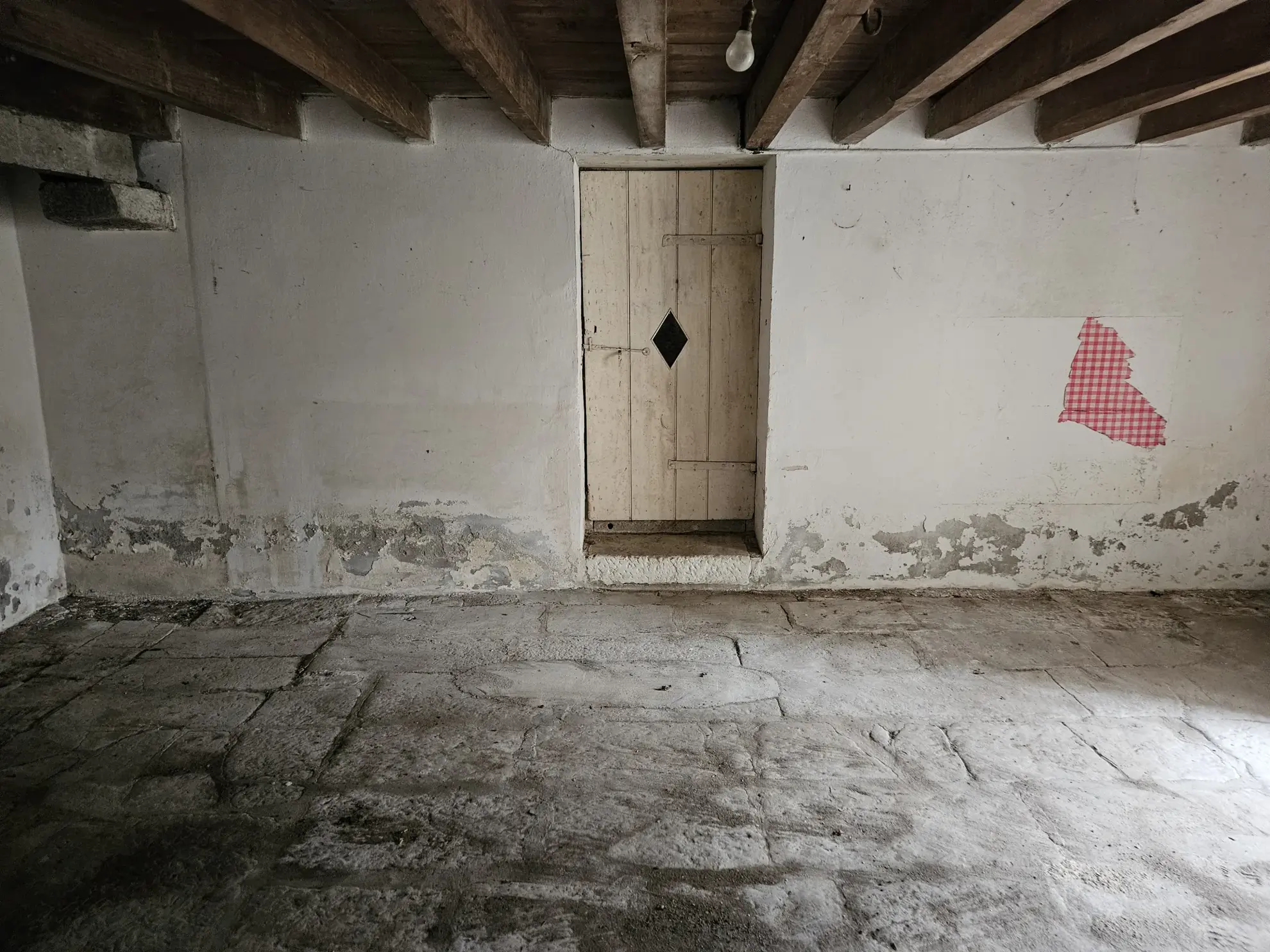 Maison en pierre à rénover à Arcais dans le Marais Poitevin, centre bourg 