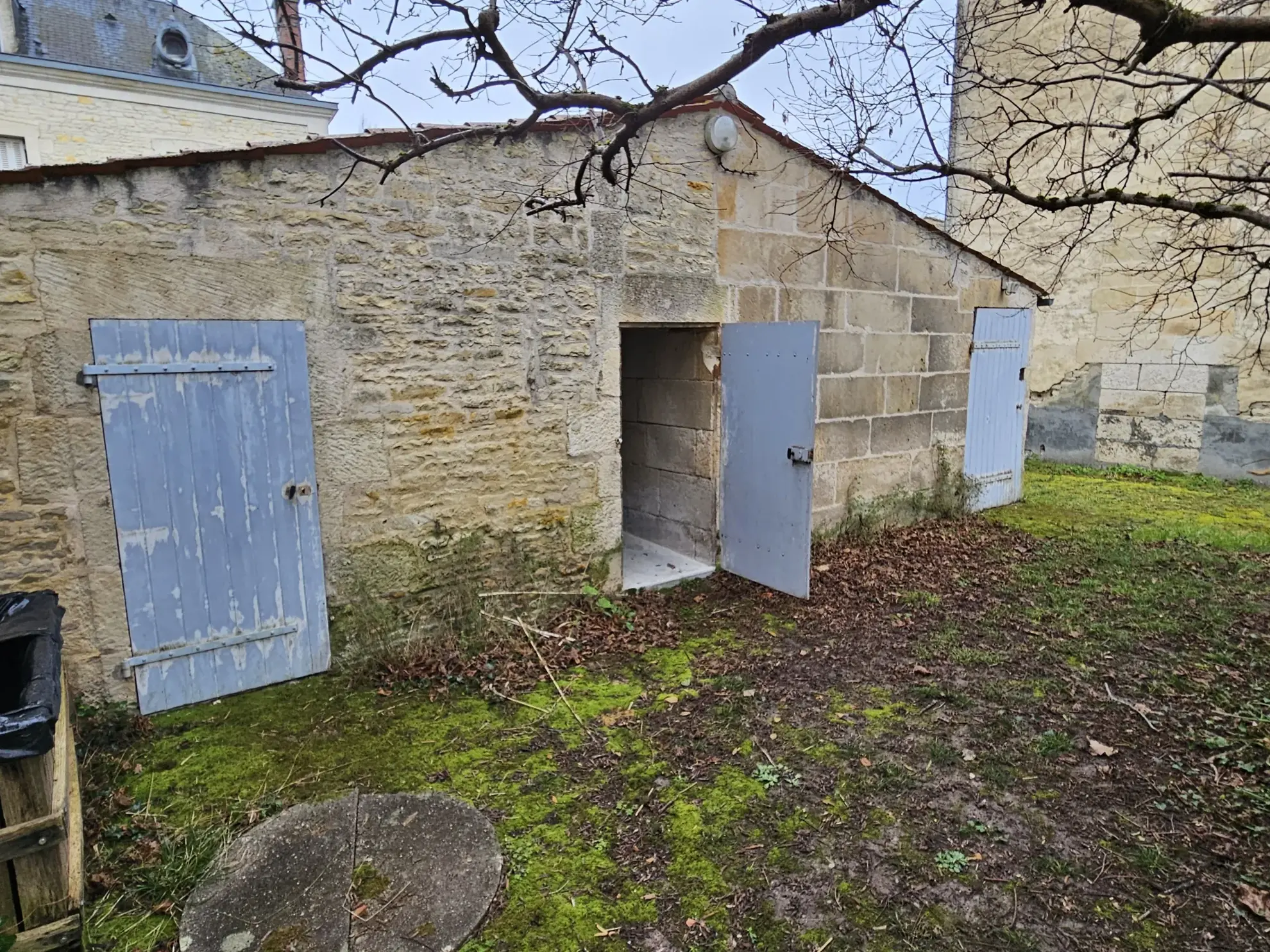 Maison en pierre à rénover à Arcais dans le Marais Poitevin, centre bourg 
