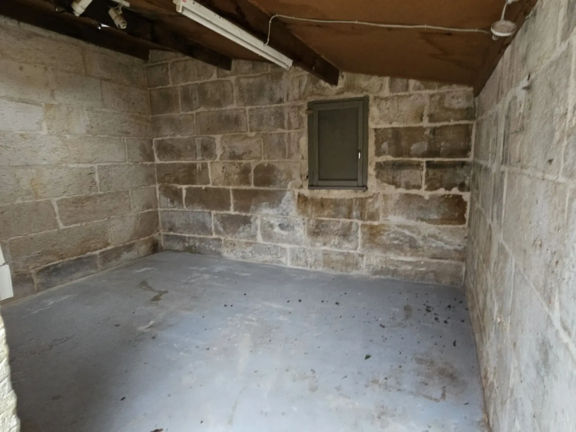 Maison en pierre à rénover à Arcais dans le Marais Poitevin, centre bourg 