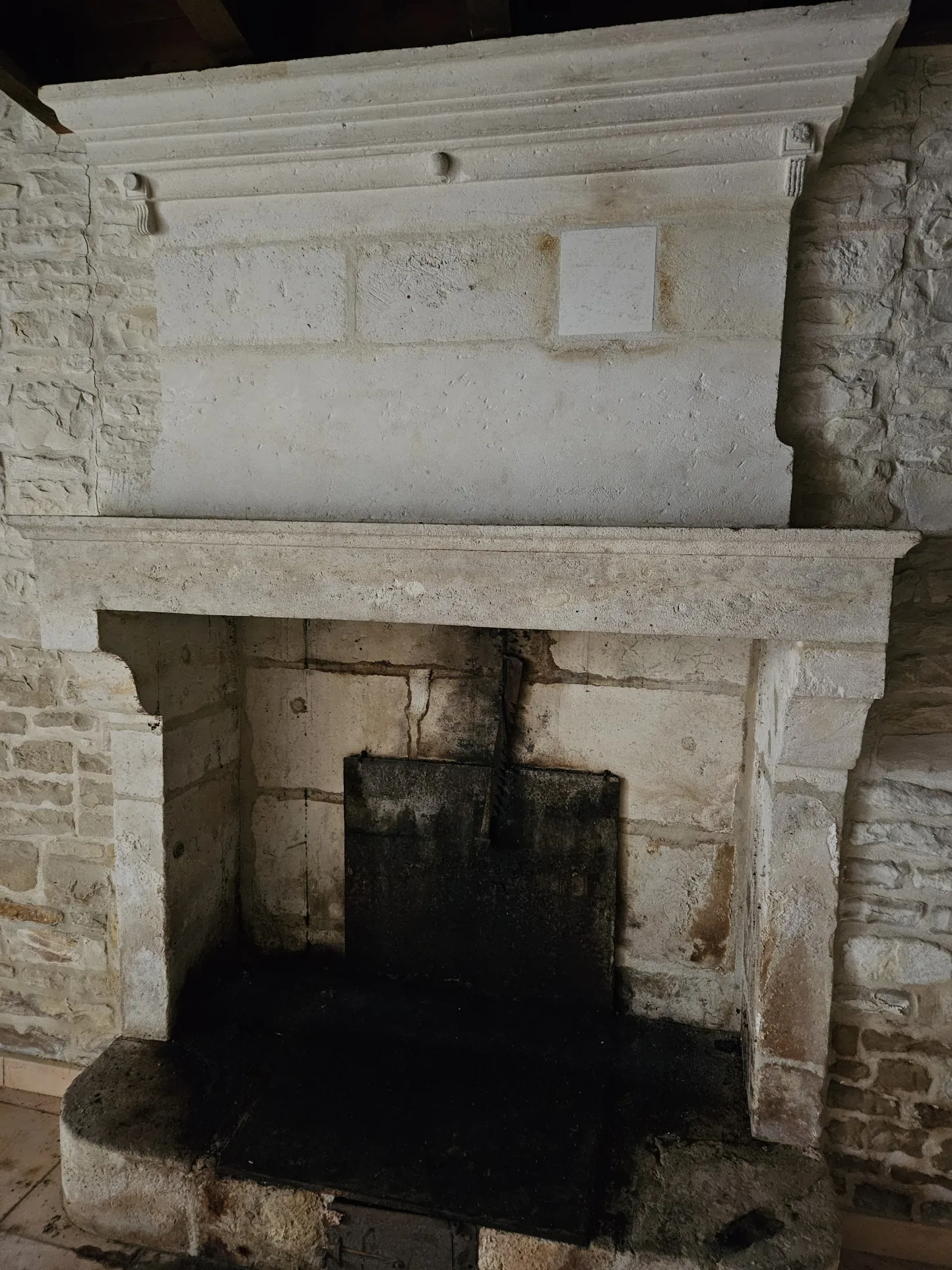 Maison en pierre à rénover à Arcais dans le Marais Poitevin, centre bourg 