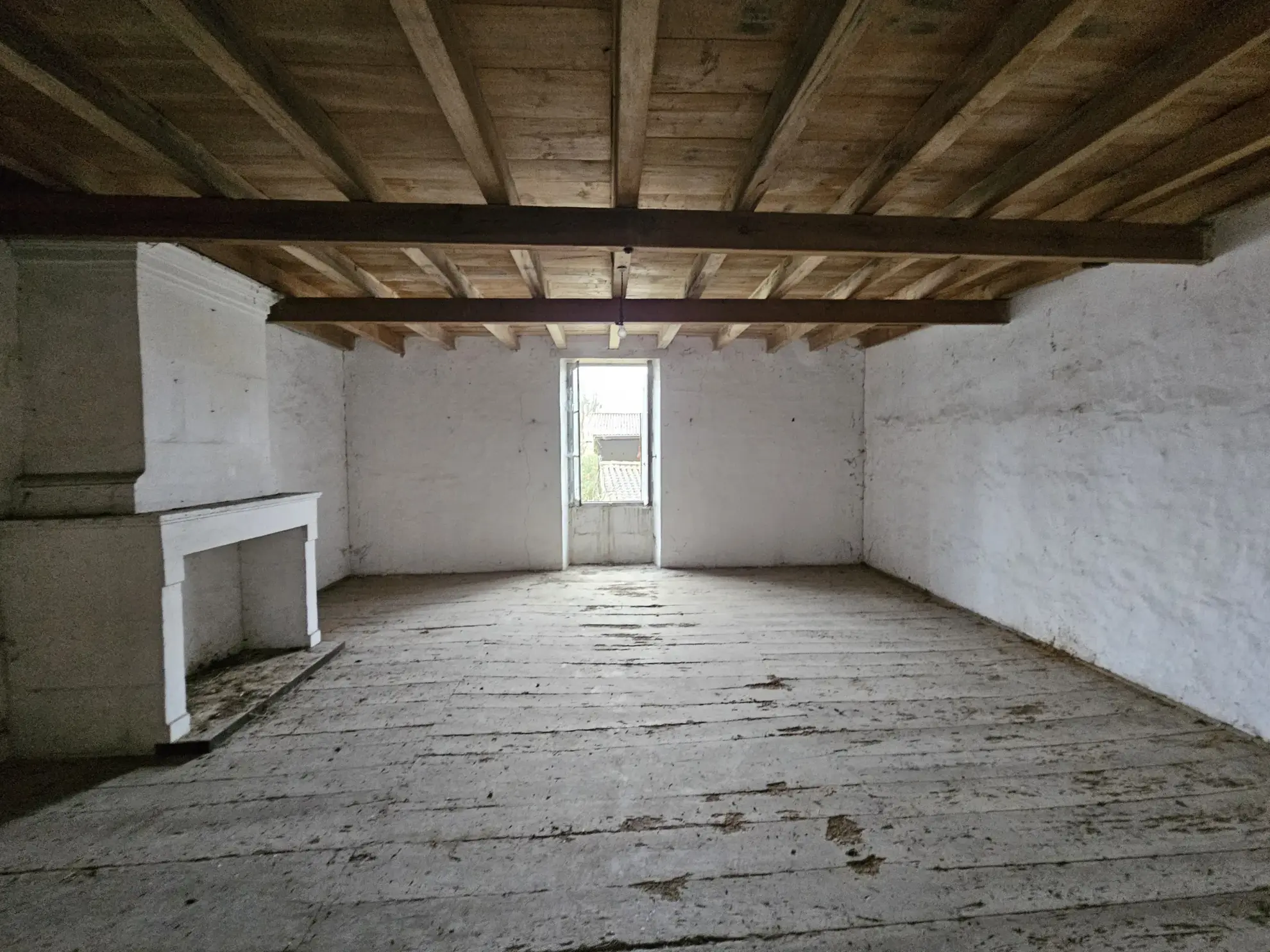 Maison en pierre à rénover à Arcais dans le Marais Poitevin, centre bourg 
