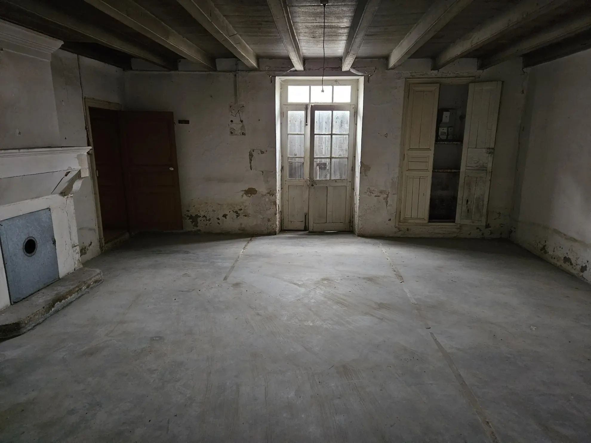 Maison en pierre à rénover à Arcais dans le Marais Poitevin, centre bourg 