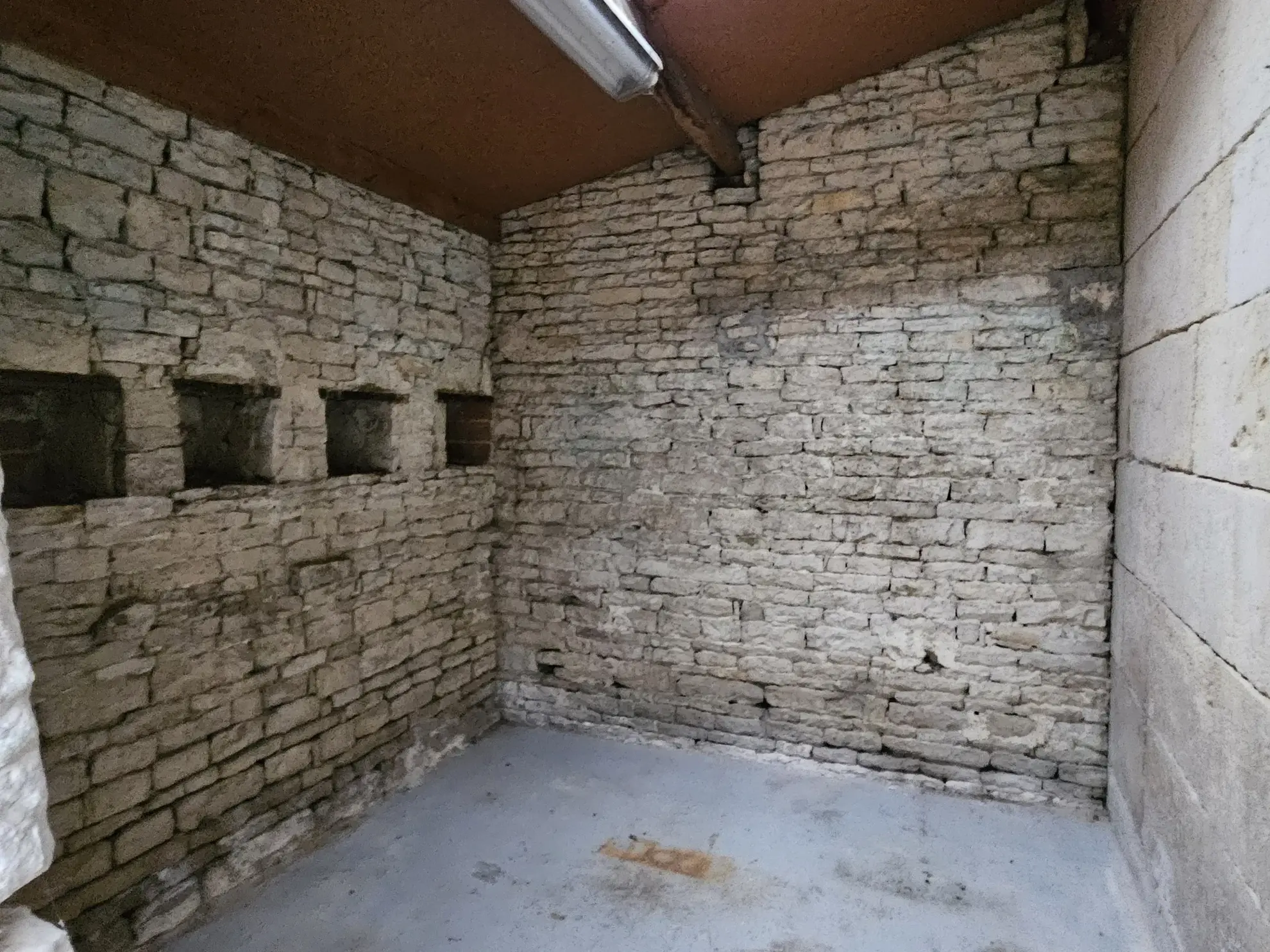 Maison en pierre à rénover à Arcais dans le Marais Poitevin, centre bourg 