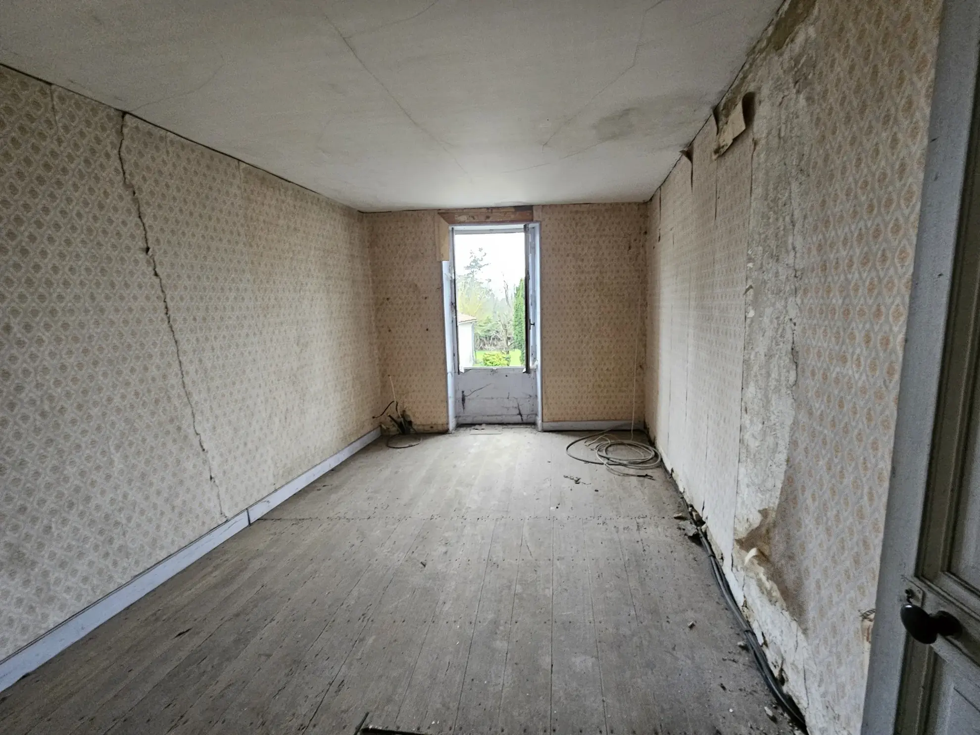 Maison en pierre à rénover à Arcais dans le Marais Poitevin, centre bourg 