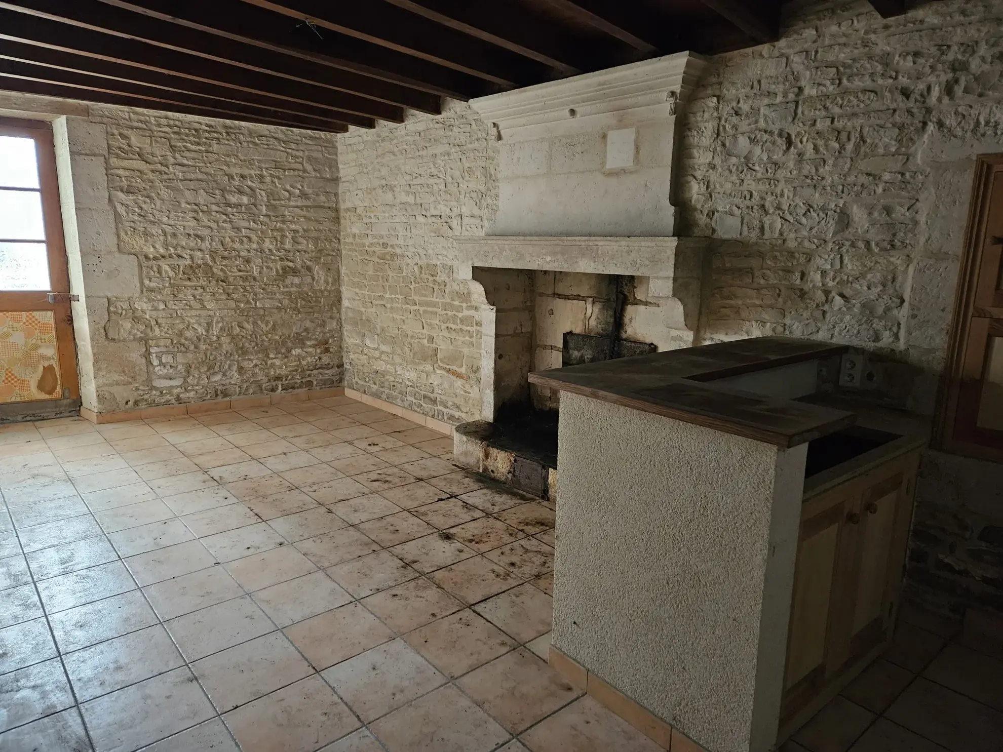 Maison en pierre à rénover à Arcais dans le Marais Poitevin, centre bourg 