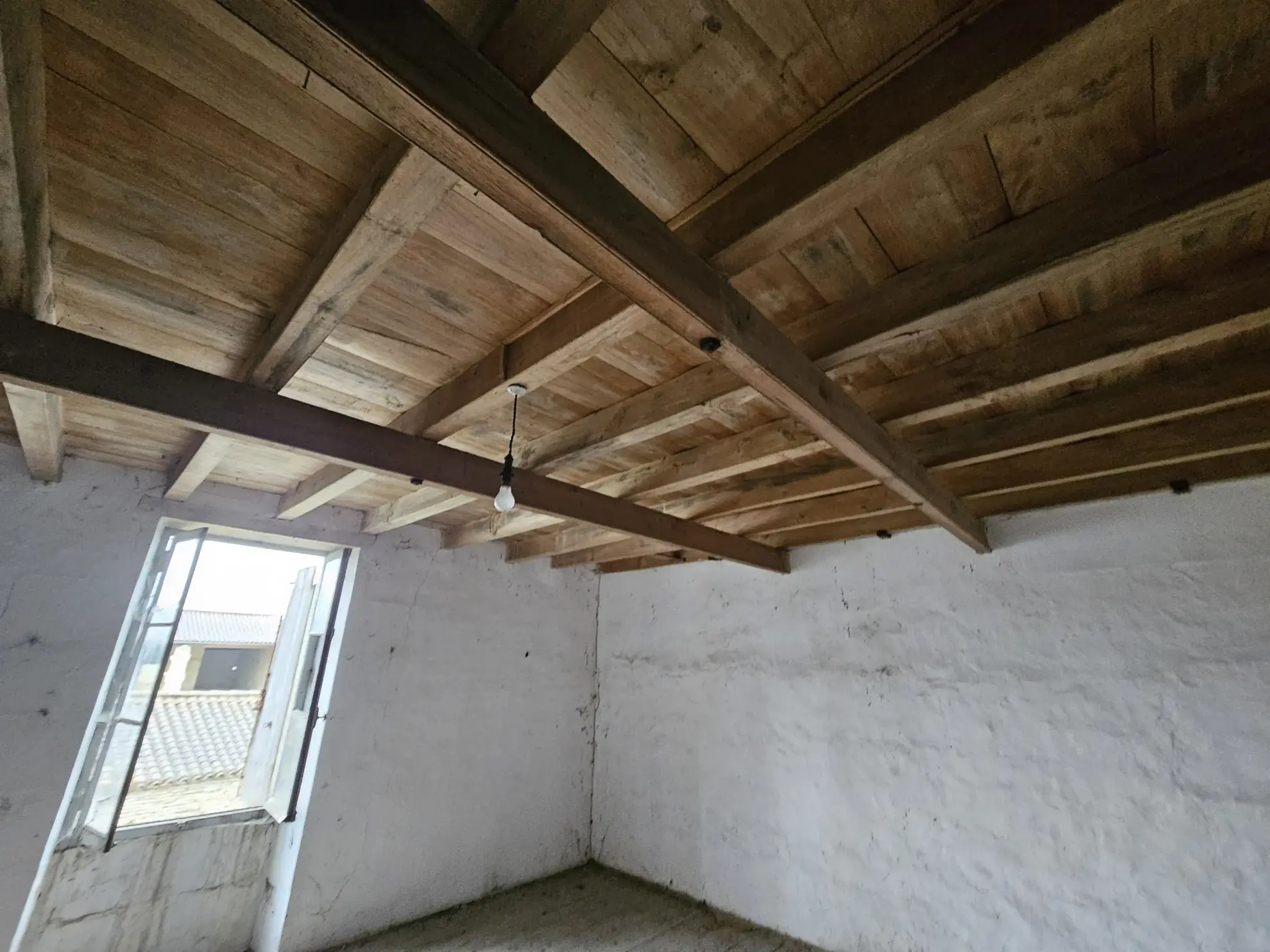 Maison en pierre à rénover à Arcais dans le Marais Poitevin, centre bourg 