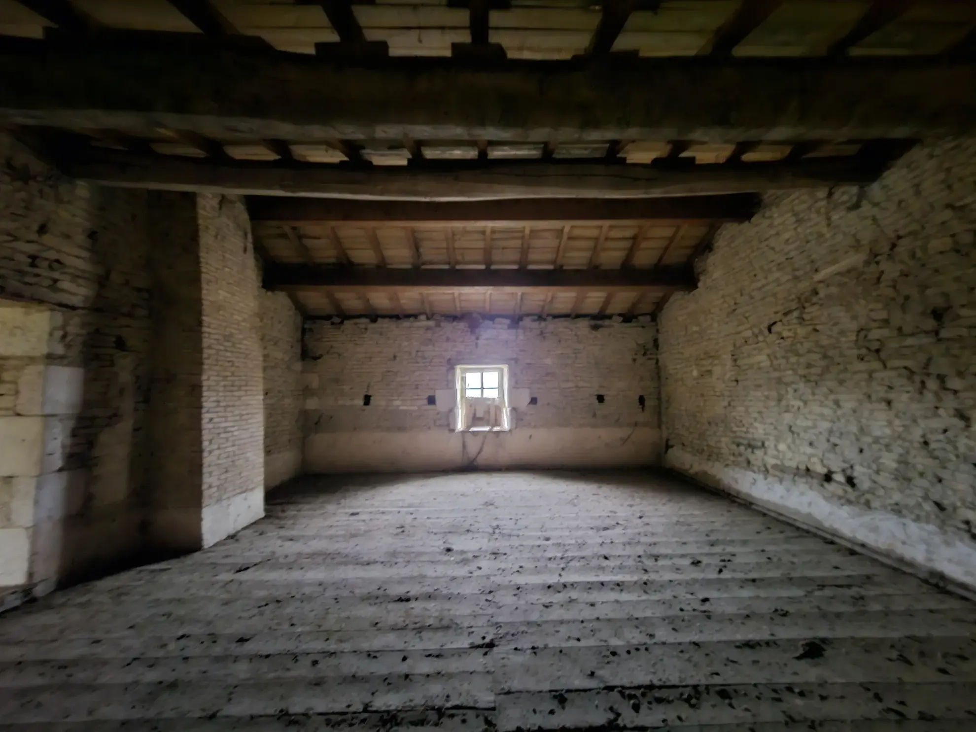 Maison en pierre à rénover à Arcais dans le Marais Poitevin, centre bourg 