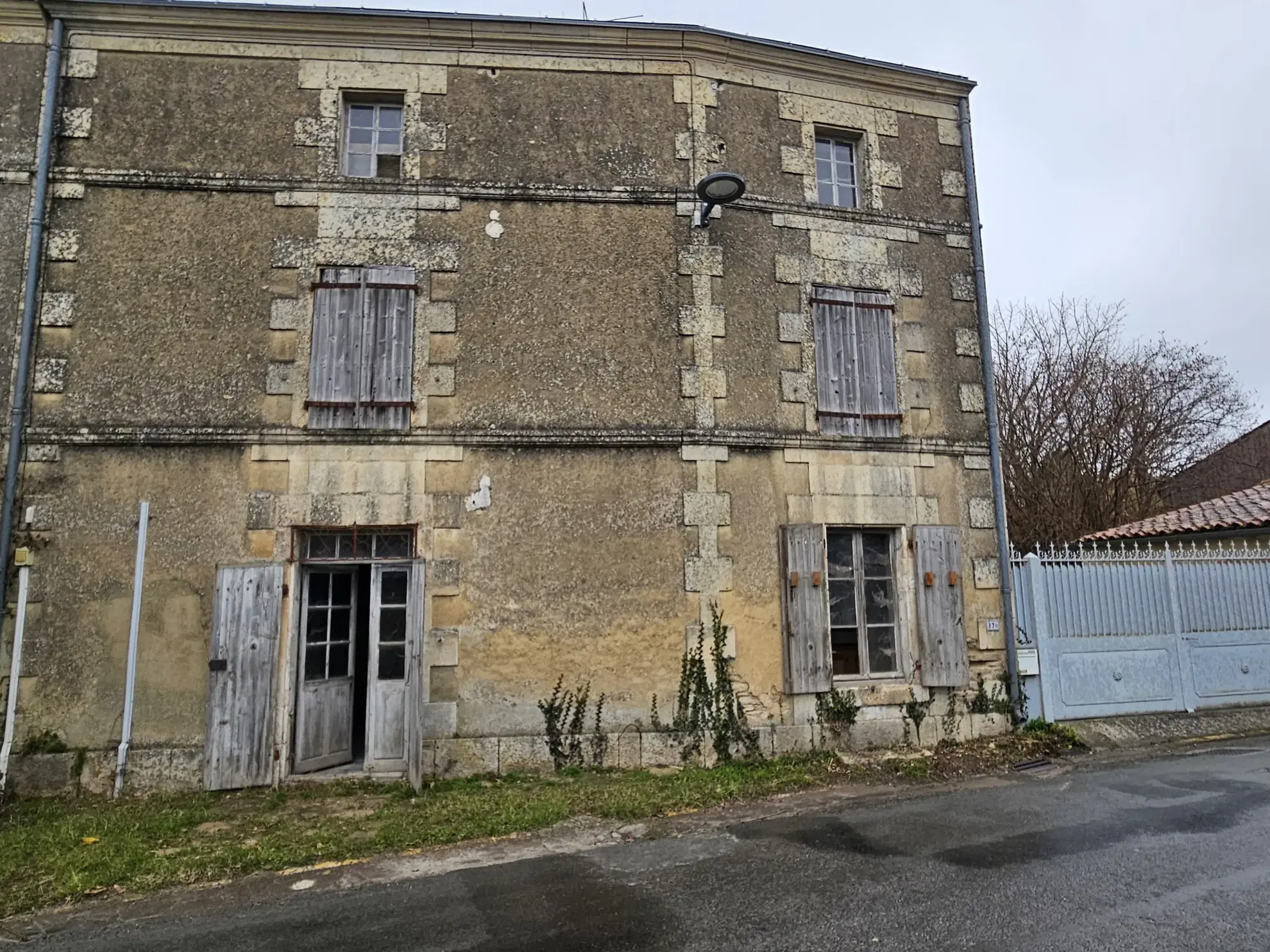 Maison en pierre à rénover à Arcais dans le Marais Poitevin, centre bourg 
