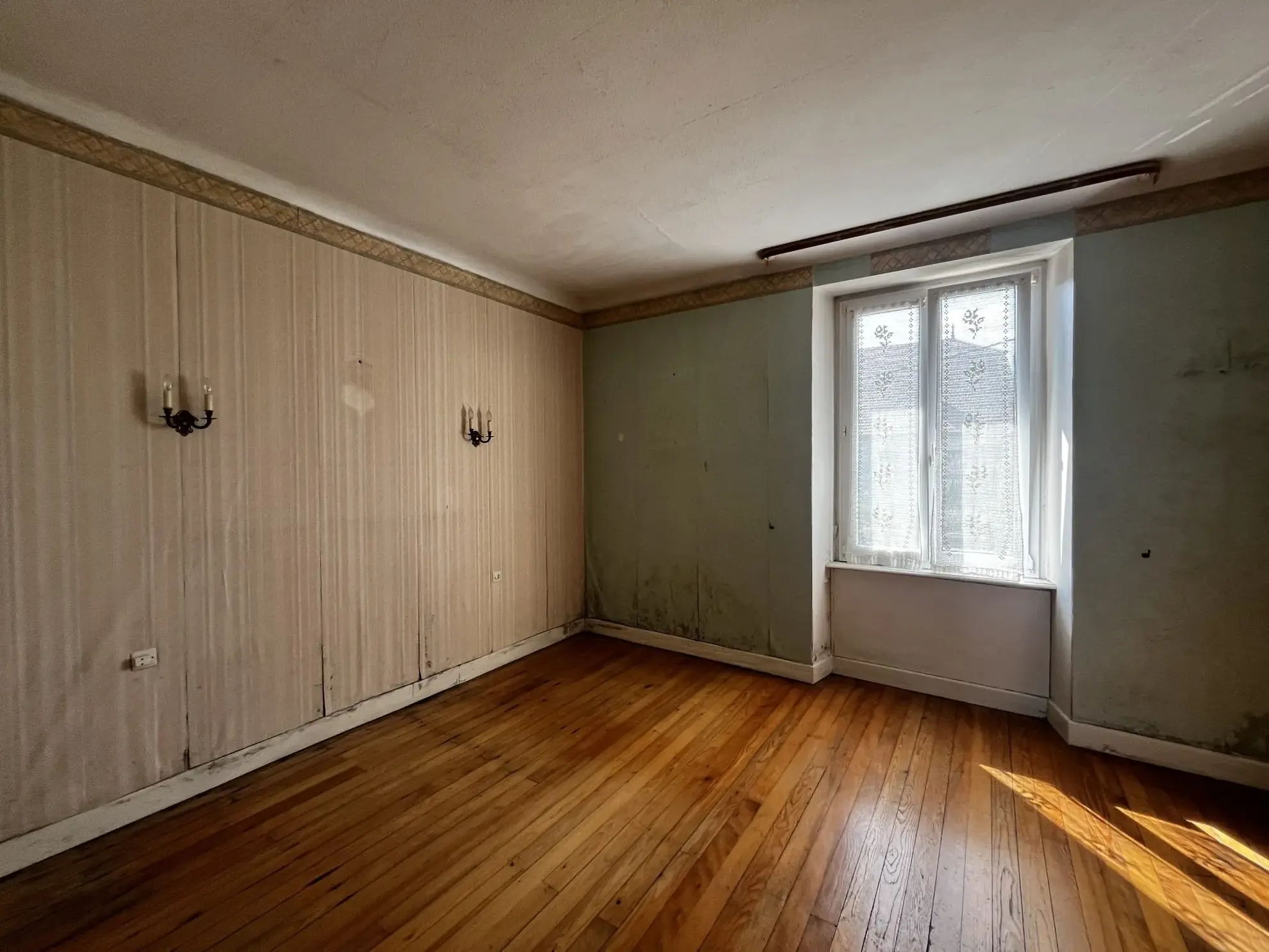 À vendre maison de caractère à Frasne - Grand espace à rénover 