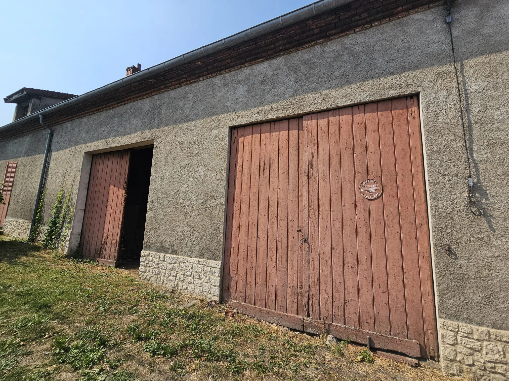 Maison à rénover avec dépendances et grand terrain à Creuzier-le-Neuf (03300) 