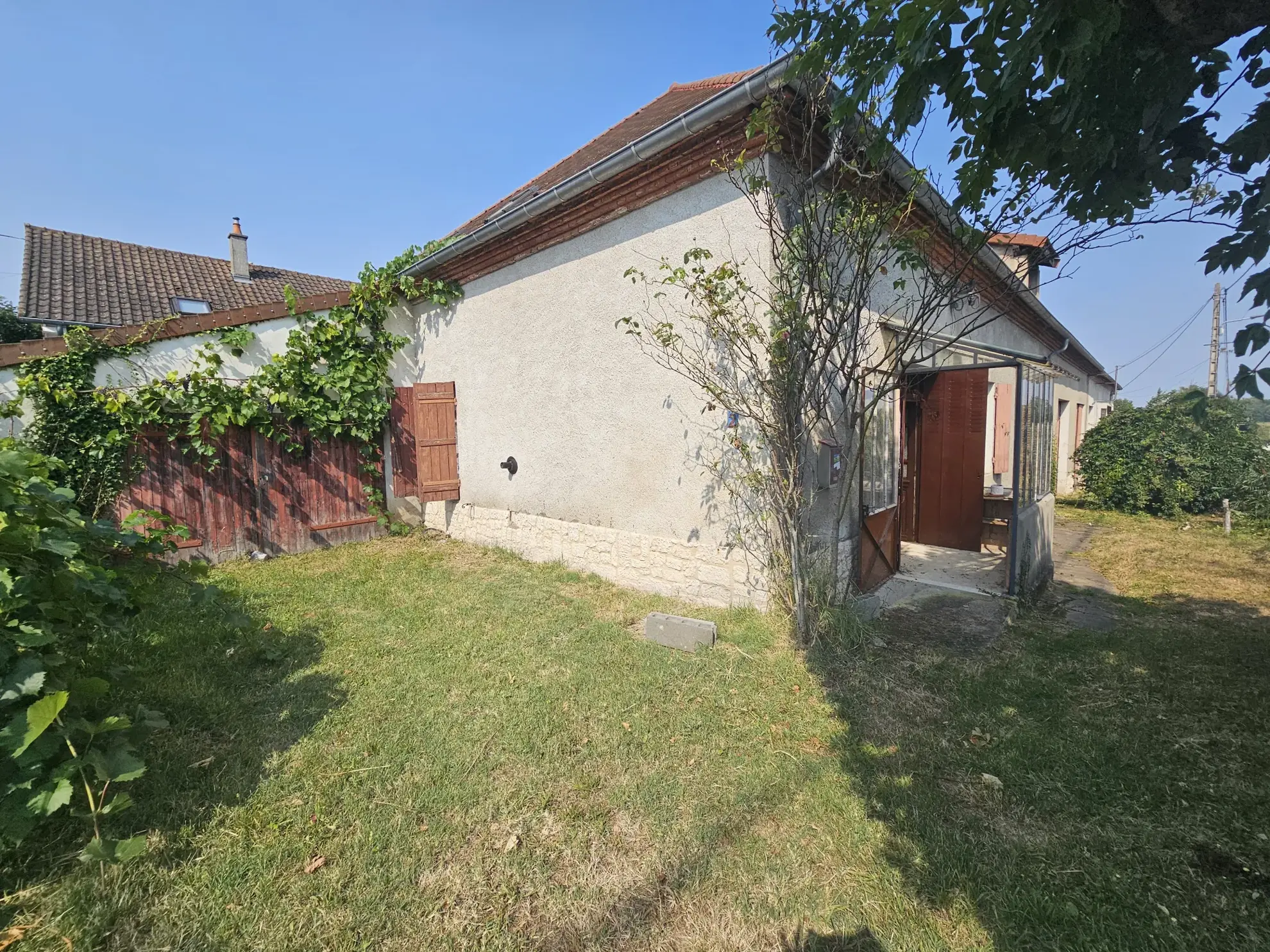 Maison à rénover avec dépendances et grand terrain à Creuzier-le-Neuf (03300)
