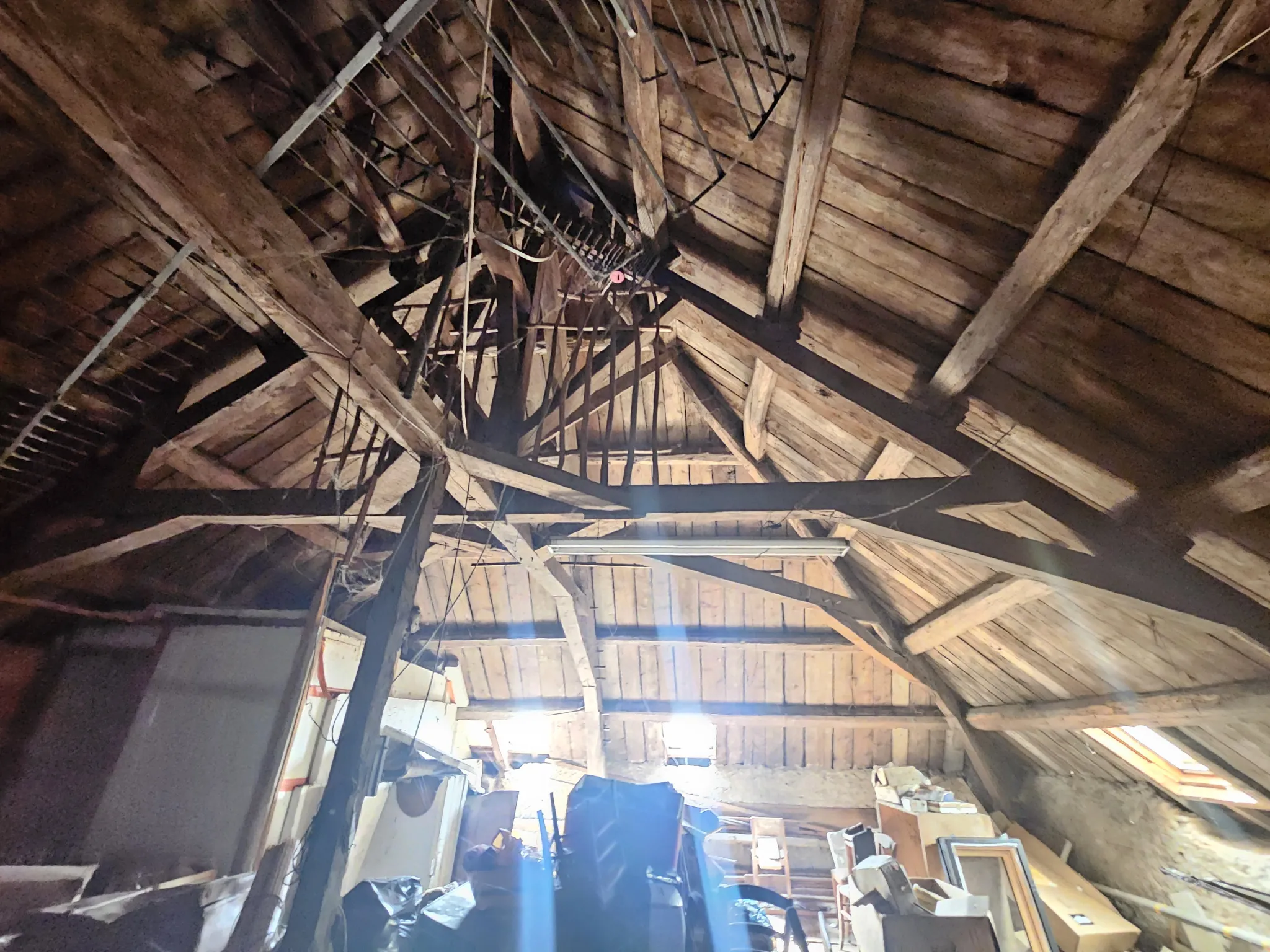 Maison à rénover avec dépendances et grand terrain à Creuzier-le-Neuf (03300) 