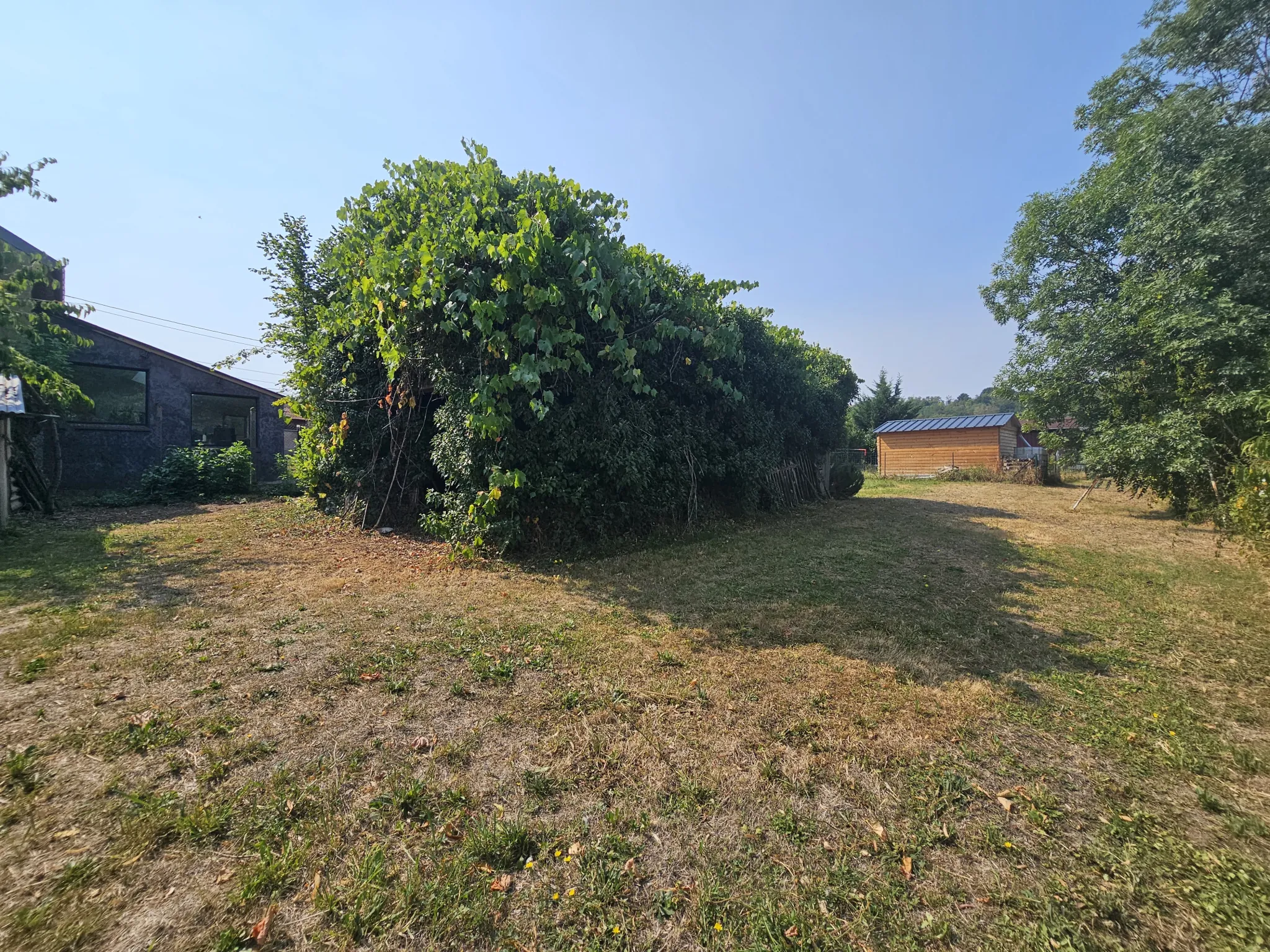 Maison à rénover avec dépendances et grand terrain à Creuzier-le-Neuf (03300) 