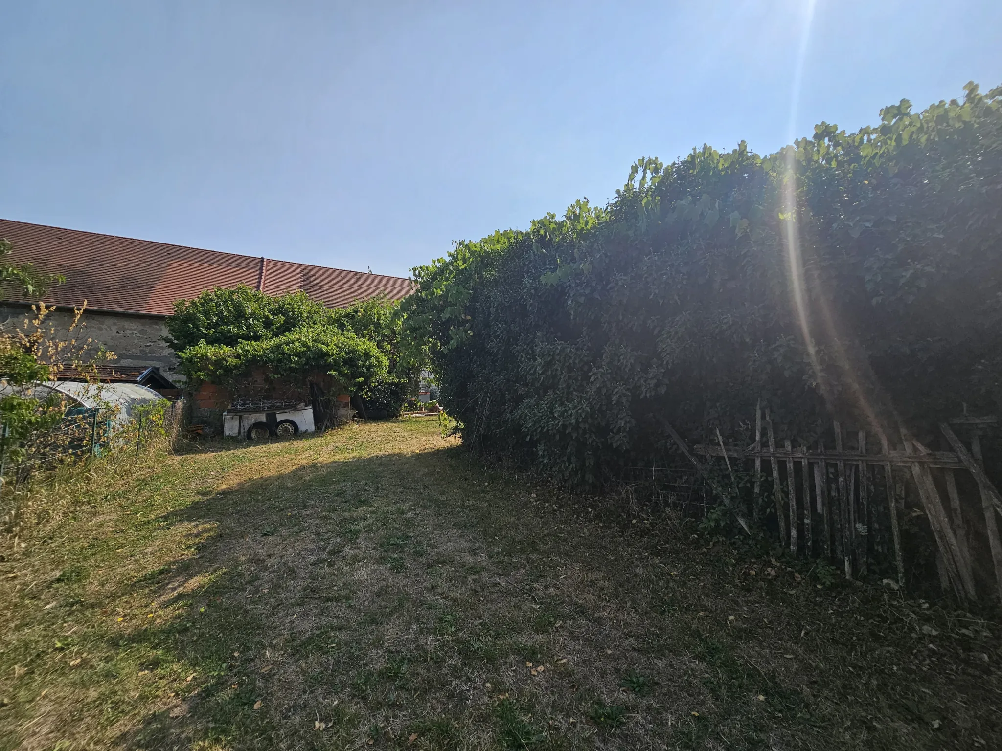 Maison à rénover avec dépendances et grand terrain à Creuzier-le-Neuf (03300) 