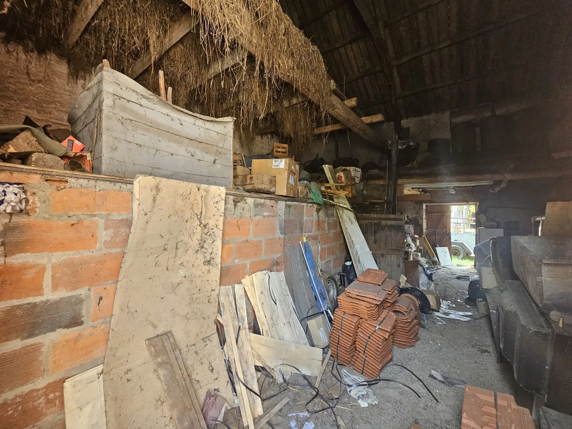 Maison à rénover avec dépendances et grand terrain à Creuzier-le-Neuf (03300) 