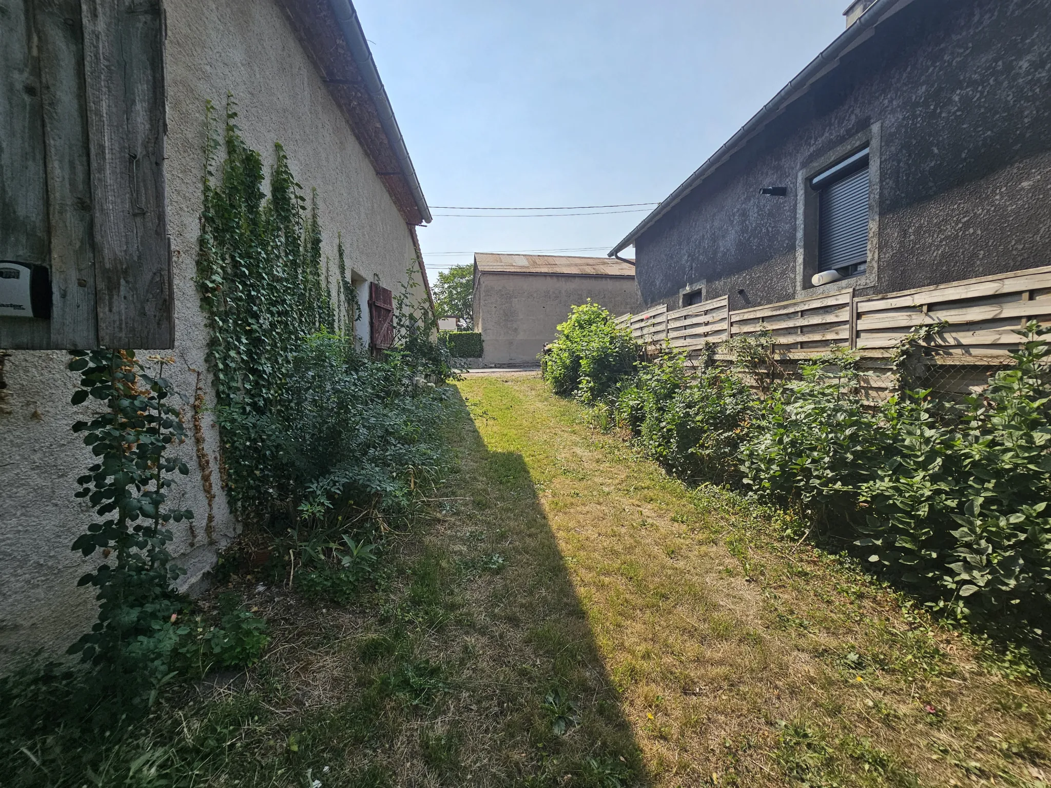 Maison à rénover avec dépendances et grand terrain à Creuzier-le-Neuf (03300) 