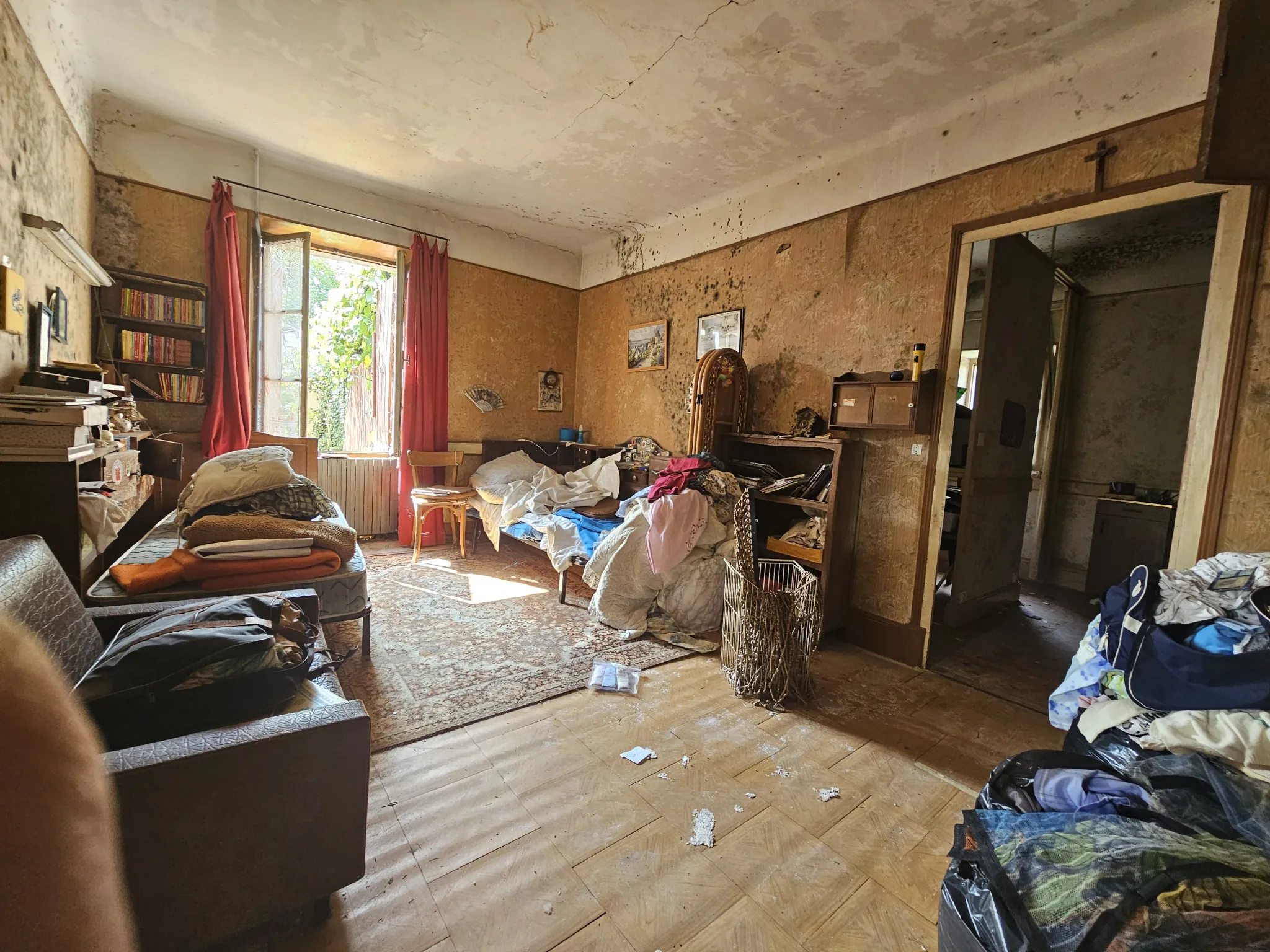 Maison à rénover avec dépendances et grand terrain à Creuzier-le-Neuf (03300) 