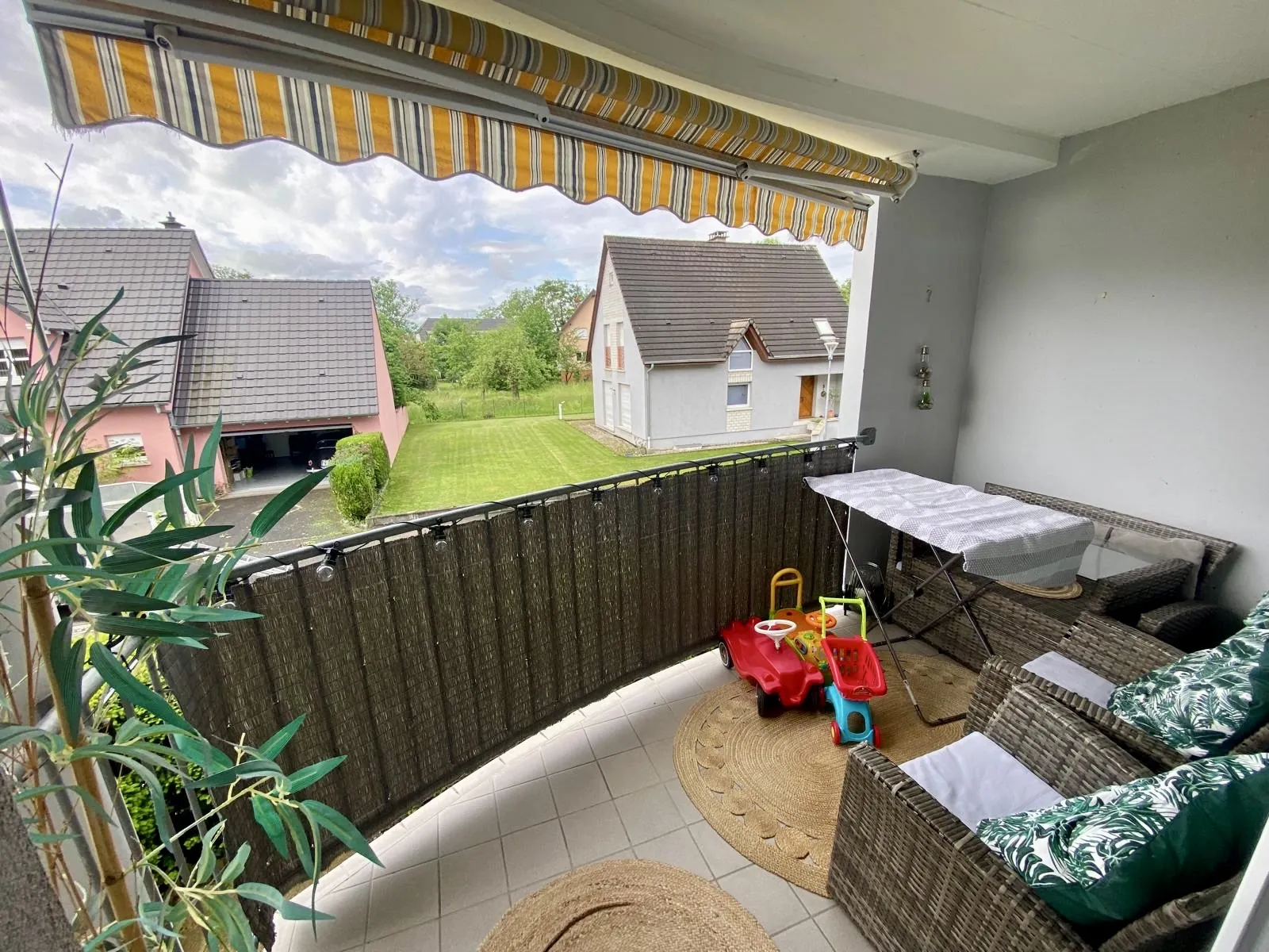 Appartement F2 rénové à Saint-Louis Bourgfelden avec terrasse et parking 