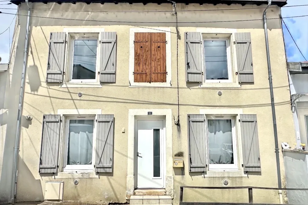 Maison de village rénovée à Marbache de 78m² avec garage et indépendance 