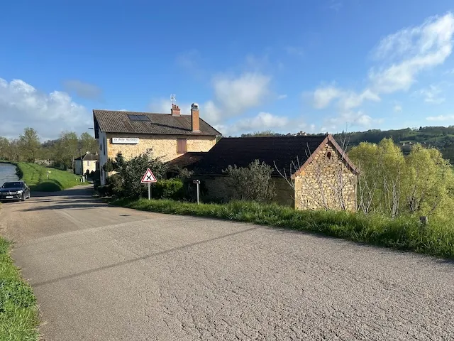 Ancien restaurant à rénover avec gîtes à Iguerande, parfait pour chambres d'hôtes 