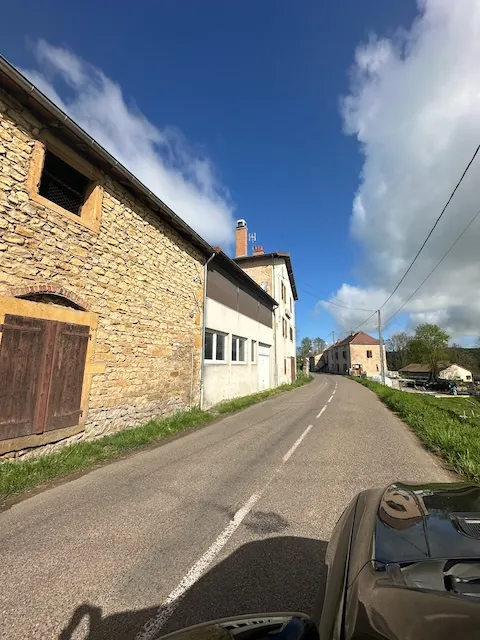 Ancien restaurant à rénover avec gîtes à Iguerande, parfait pour chambres d'hôtes 