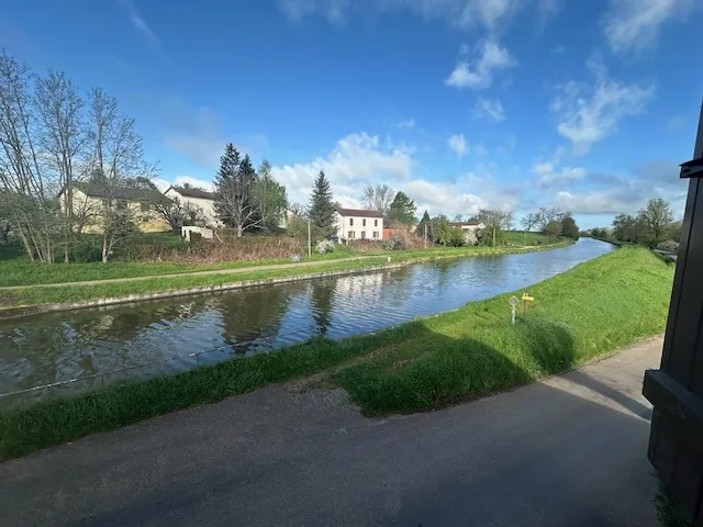 Ancien restaurant à rénover avec gîtes à Iguerande, parfait pour chambres d'hôtes 